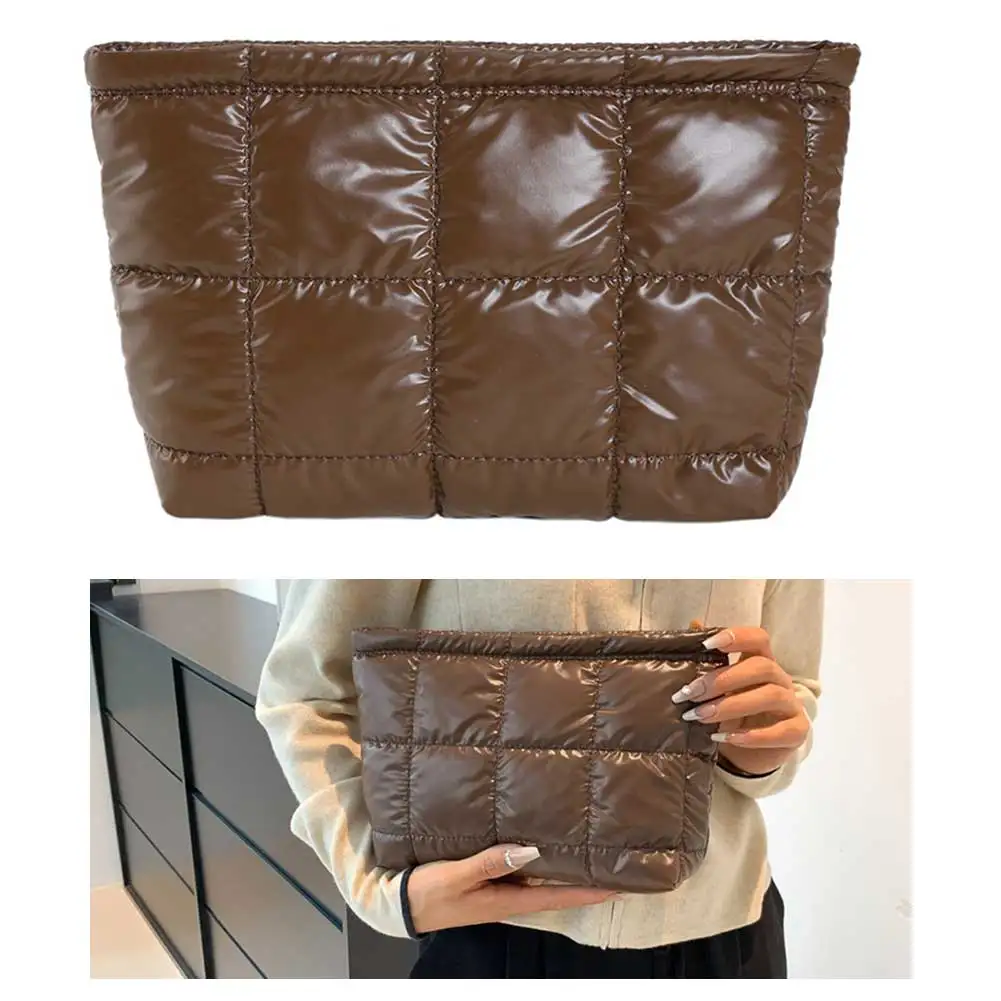 حقيبة أدوات الزينة النسائية مبطنة لتخزين المكياج، حقيبة تنظيم المكياج ذات سعة كبيرة، حقيبة مكياج منتفخة بلون سادة