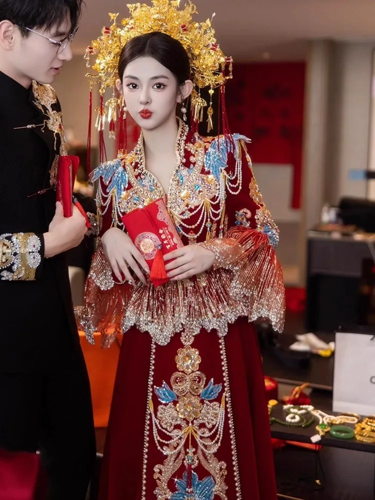 

Бархатное свадебное платье новое, большая корона Феникса и красное для церемонии.