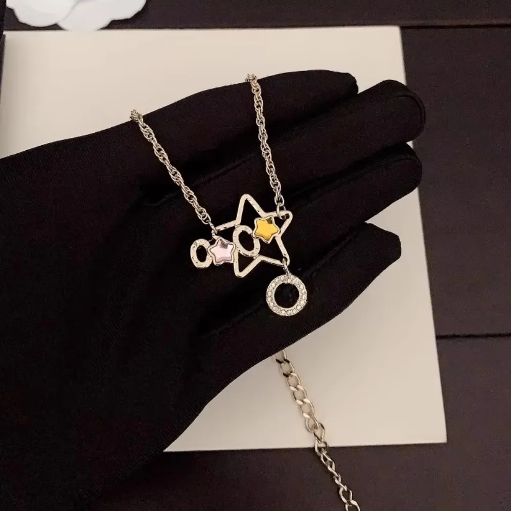 Tout nouveau collier pentagramme creux étoile de diamant de luxe léger élégant et charmant, à la mode et polyvalent