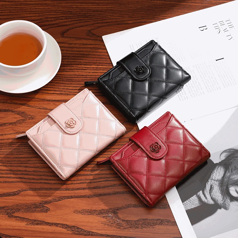 محافظ كلاسيكية للنساء من الجلد الصناعي وحقائب يد منقوشة ومحفظة مع جيب للعملات المعدنية بسحاب وزهرة قصيرة ثنائية الطي