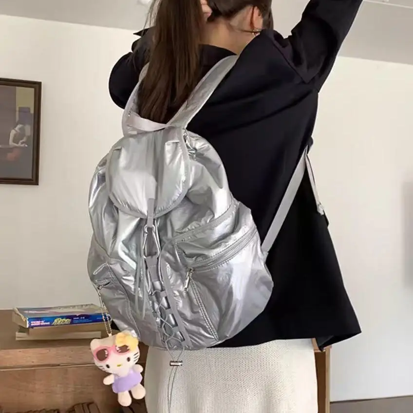 حقيبة ظهر نسائية جديدة لعام 2024 ذات سعة كبيرة بلون فضي، حقيبة عصرية على الطراز الكوري لطالبات الجامعة