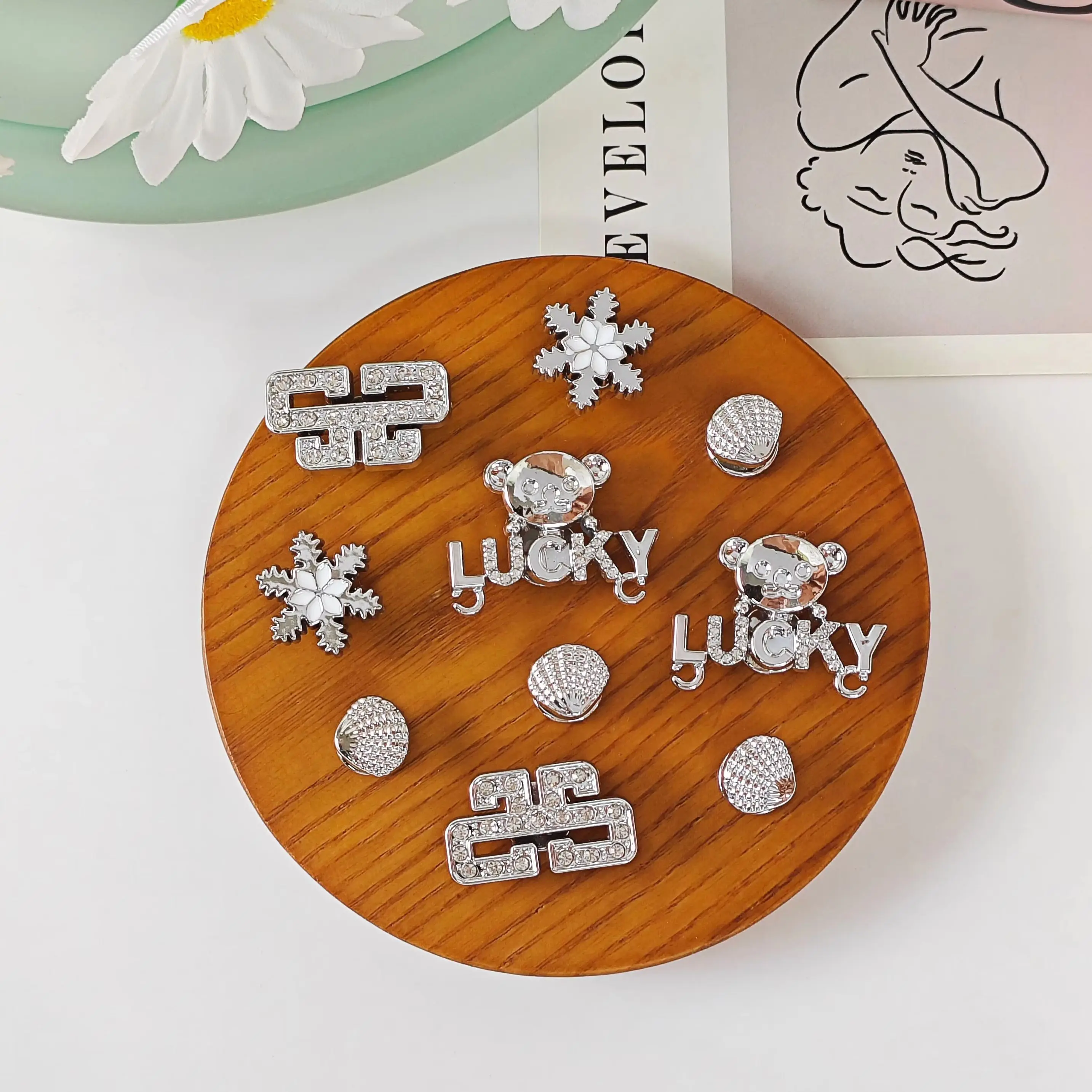 10Pcs DIY Shoe Decoration Charms Shiny Bear, Shell, Snowflake Decorative Buckles Non-Metal Lightweight Material Y2K Fashion Versatile Cute Personality Style for Men and Women Suitable for Eva Beach Shoes, Sandals, Removable Shoe Decoration, Holiday Gift