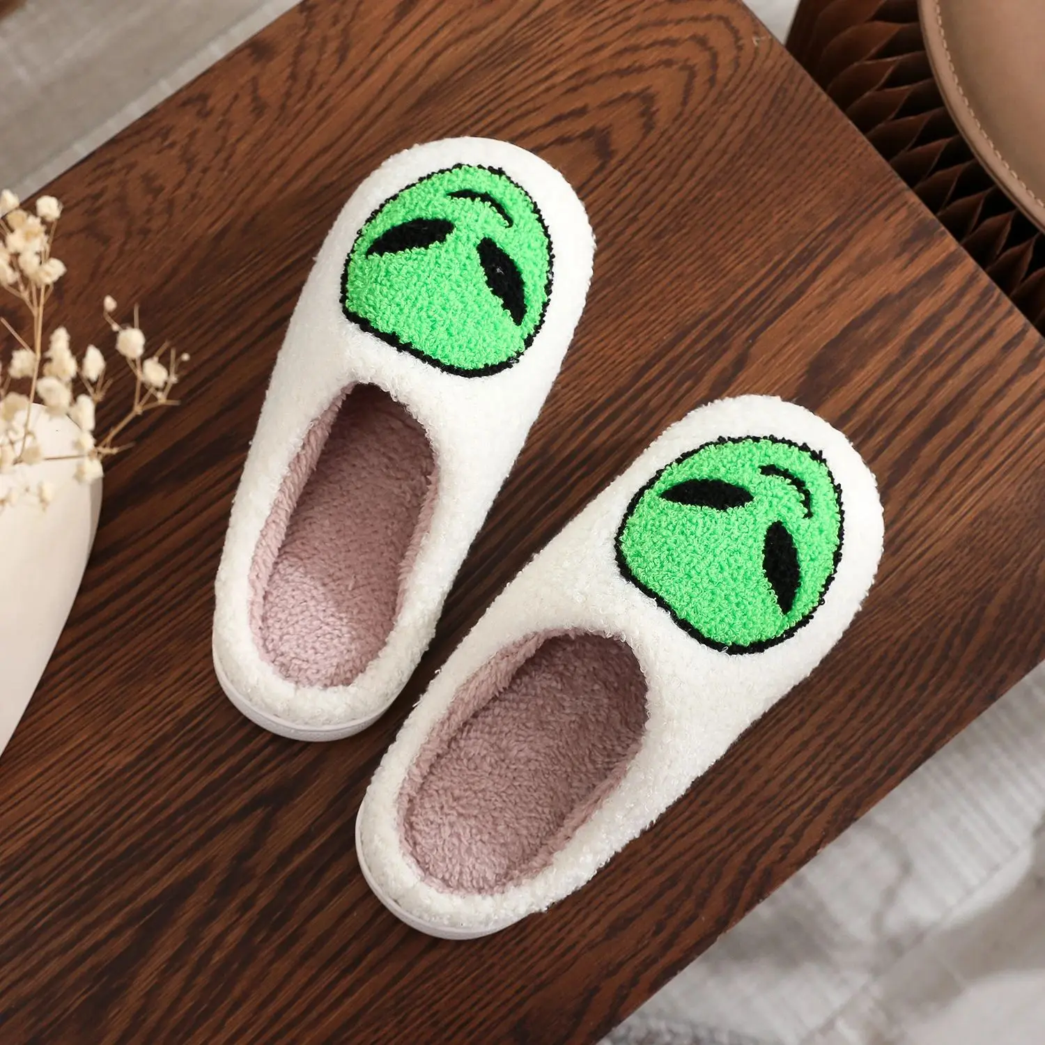 Sepasang sandal rumah musim dingin berbahan katun dengan motif alien, anti selip, dan sol tebal dari wol.