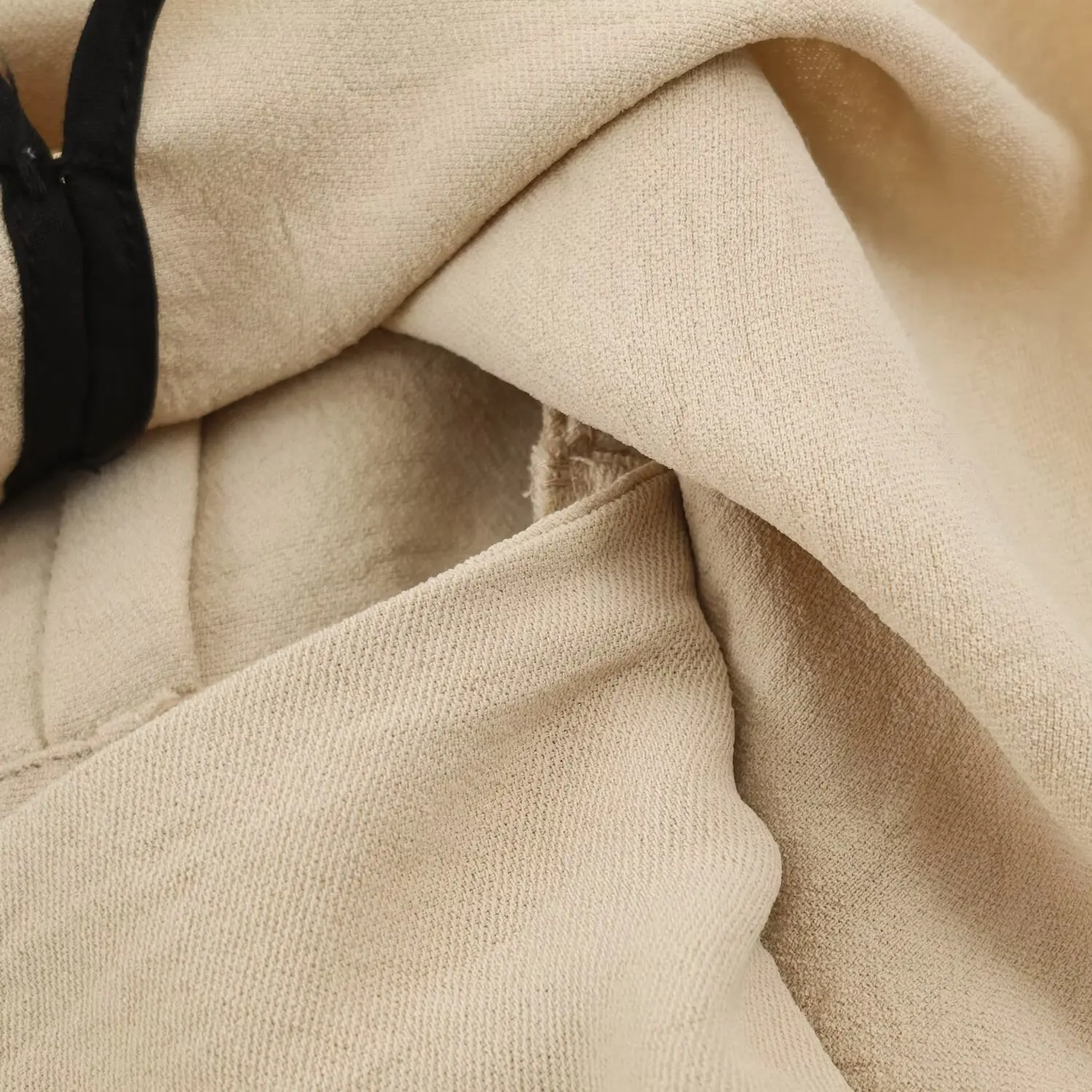 BSAY 2026 Sommer Neues Französisches Minimalistisches Damenkleid mit Kontrastbündchen Ärmellos Mehrlagig Tiefer V-Ausschnitt Zweiteiliges A-Linien-Midikleid – Detail 12