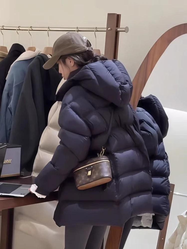 سترة نسائية فاخرة سميكة 90% معطف منتفخ على شكل بطة بيضاء موضة شتوية بقلنسوة كبيرة الحجم دافئة متوسطة الطول سترات خارجية