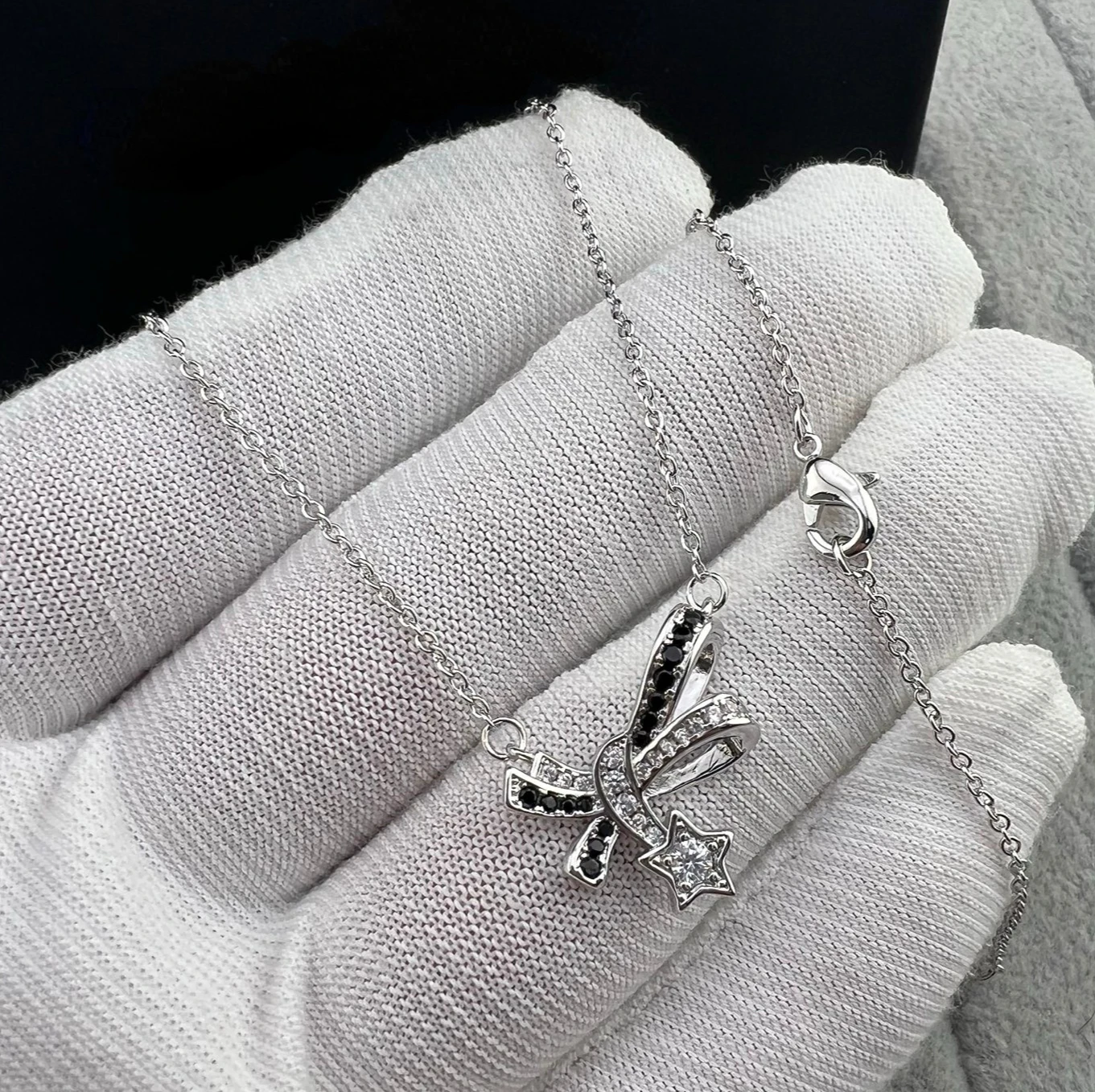 

Xiaoxiangfeng Meteor Bow Full Diamond Necklace Women's Fashion Light Luxury Versatile Premium Clavicle Chain Jewelry