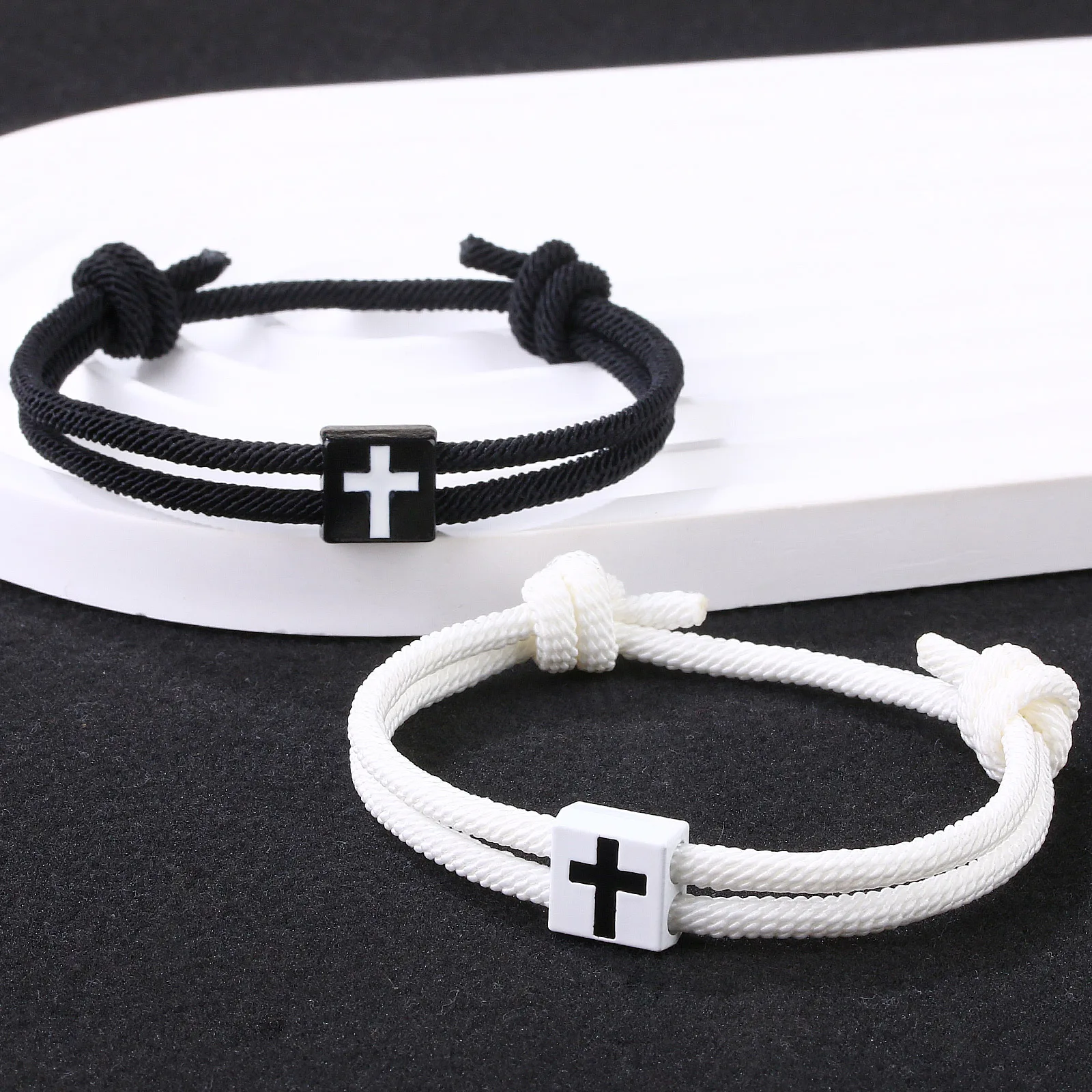 الصليب سوار للزوجين 2025 سحر الموضة أبيض أسود زوجين سبيكة أساور الصداقة مجوهرات هدية عيد الحب لها