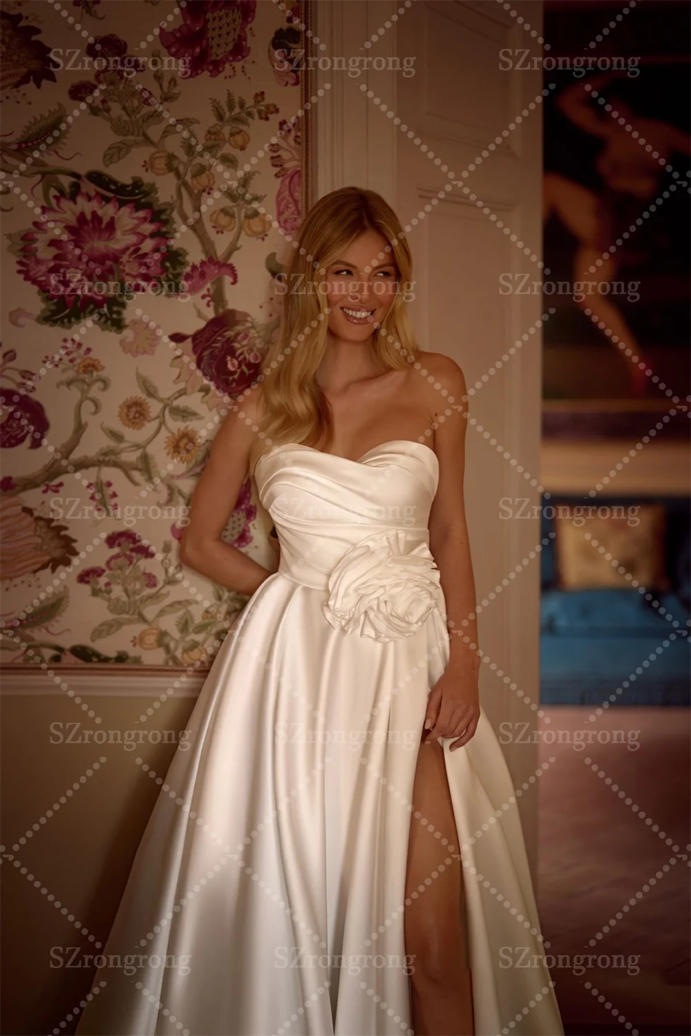 فستان زفاف حديث بدون أكتاف من الساتان مصنوع يدويًا من الزهور بوهو على شكل حرف a ثنيات بفتحة جانبية مع ذيل مصنوع حسب الطلب