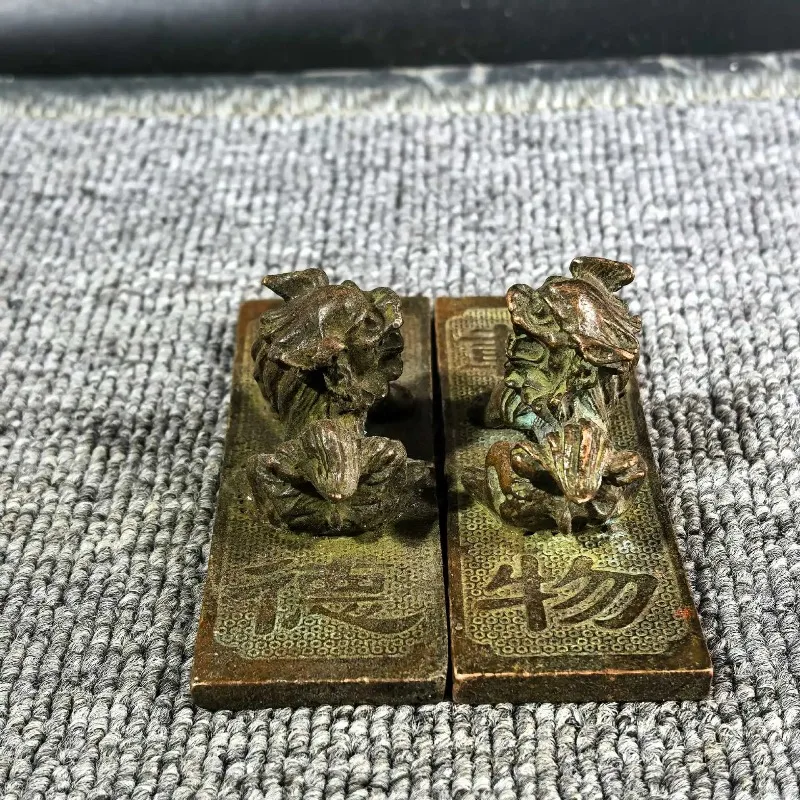 Retro Bronze Lion Paperweight Pair Chinese Character Engraved Desktop Ornament Oriental Vintage Study Decor Craft Gift