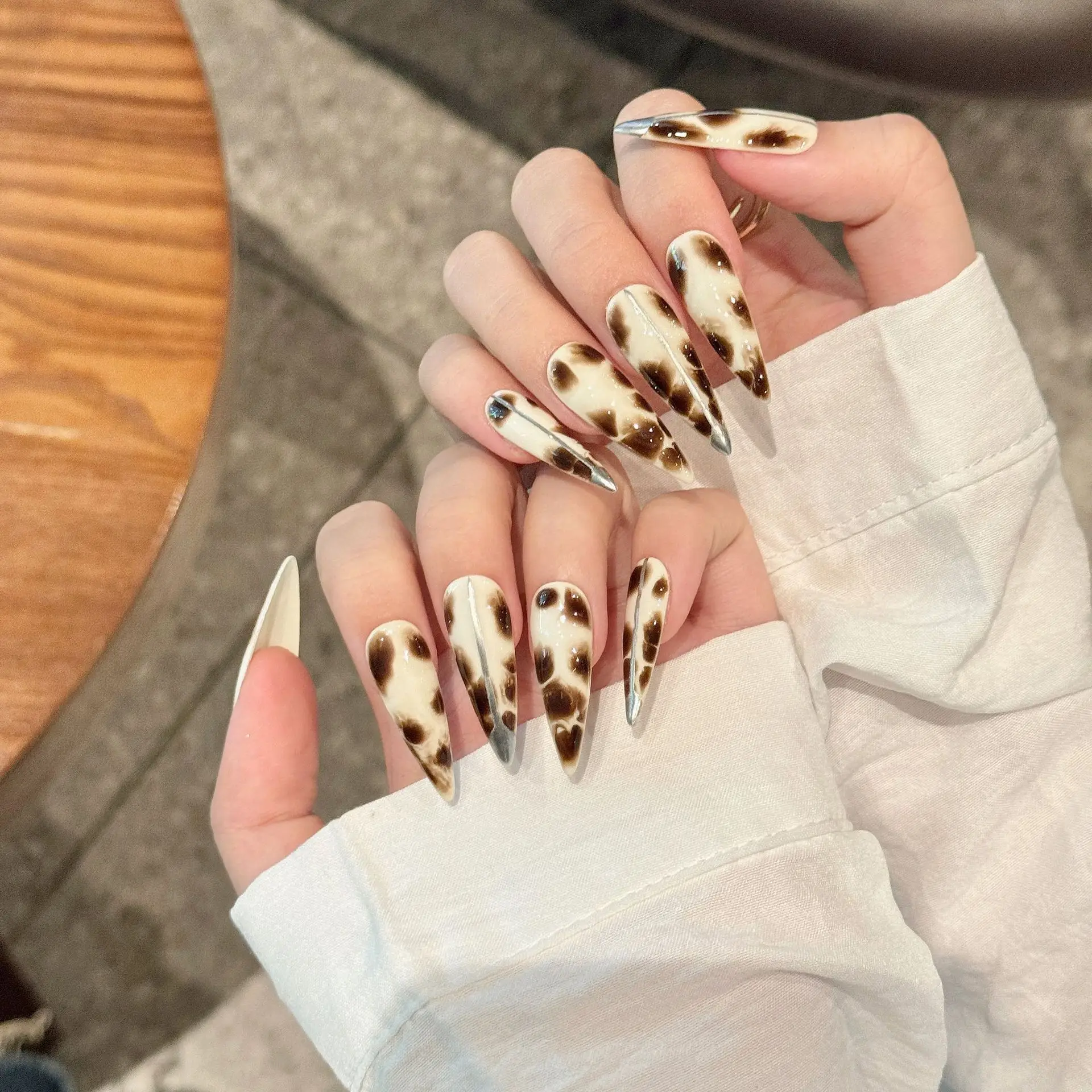Milk Cool Leopard Print Spice Girl Press On Nails Extra Long Stiletto Milky White Acrylic Hand-Painted Leopard Print Silver Mir