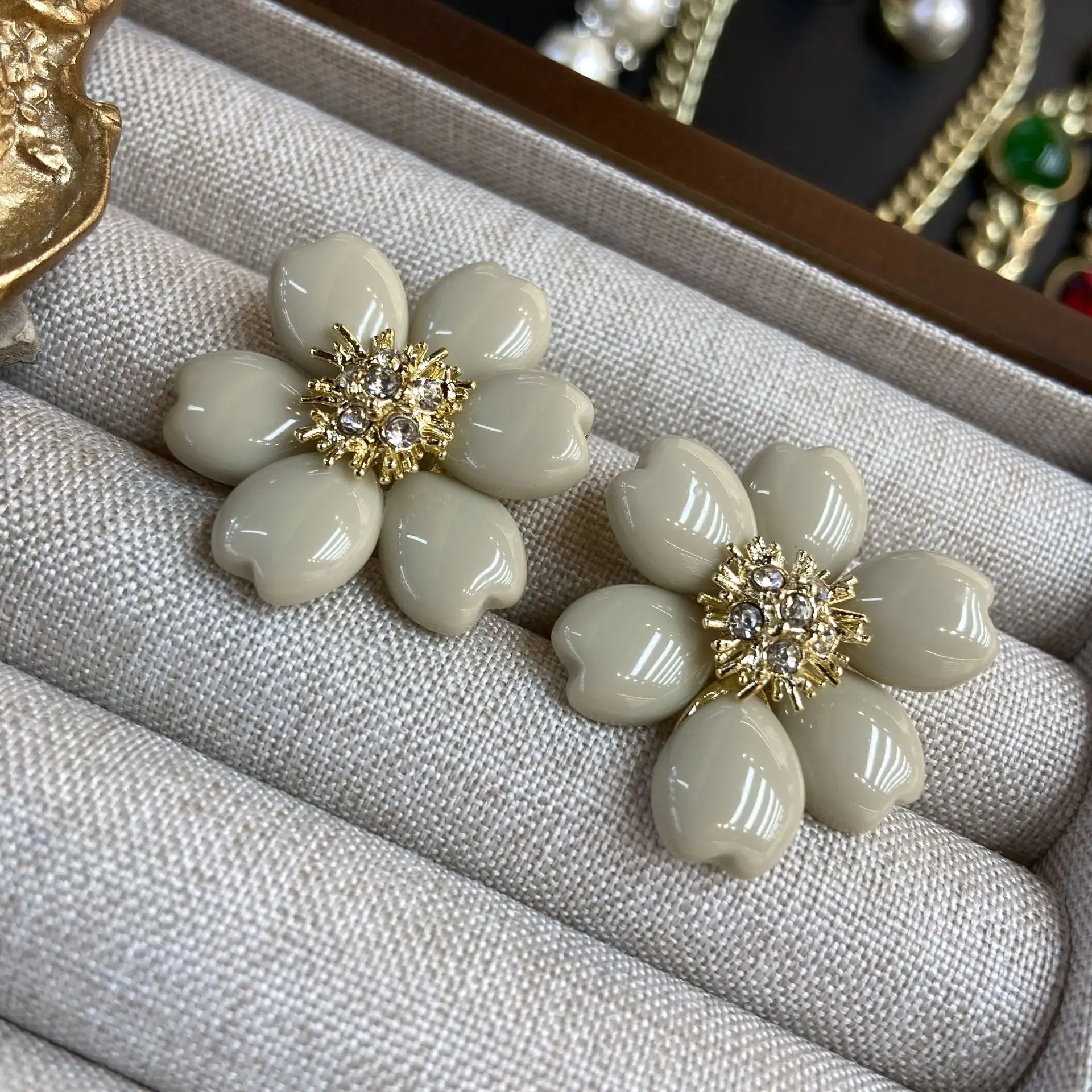 

Women Vintage Copper Zircon Flower Stud Earrings 2024