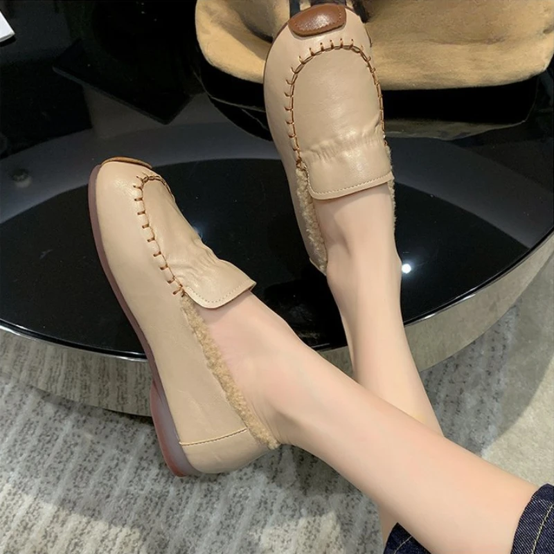 Okrągłe palce damskie Casual Female Sneakers White Leather Shoes Slip-on Loafers Fur Soft Moccasin Slip on New Winter Leisure Basic