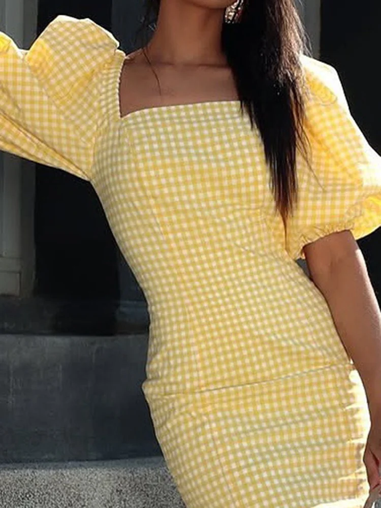 فستان سهرة صيفي بياقة مربعة أنيق للسيدات فستان ضيق ملفوف على الوركين 2025 موضة جديدة فستان قصير بأكمام منتفخة ومطبوع متقلب