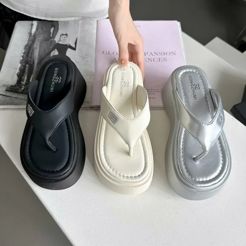 Slope heel thick soled herringbone slippers for women's outerwear, new summer 2024 casual fashion versatile clip on sandals