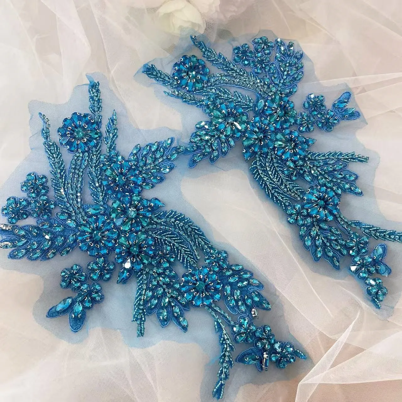 4-farbige handgenähte Glas-Strassblumen, funkelnde Strass-Applikationen für Mäntel, Taillenbänder, Schultern, Hochzeitskleider, DIY-Applikation. 1 Paar. – Detail 10