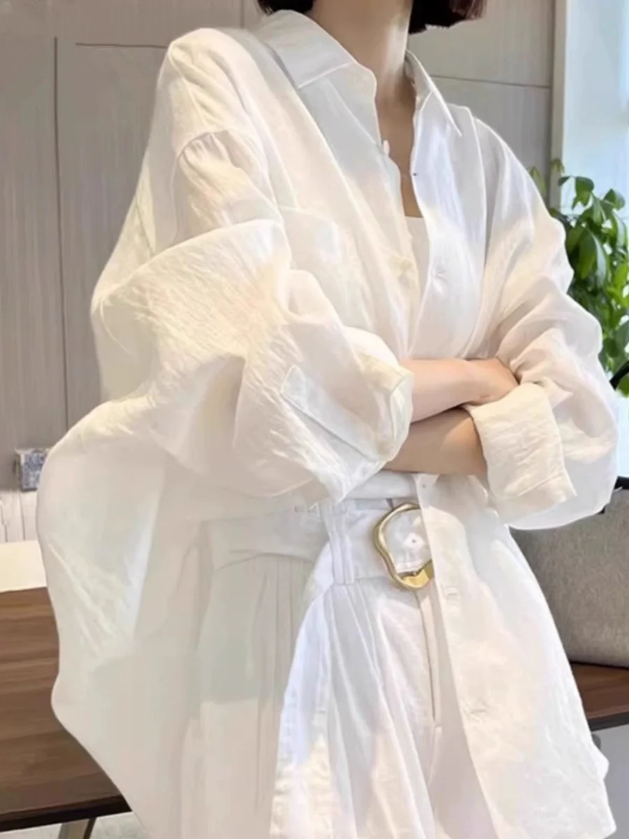 เสื้อคลุมกันแดดผ้าฝ้ายลินินสีขาวแบบใหม่ ปี 2025 ทรงหลวมบางเบา สไตล์ลำลองสำหรับผู้หญิง เสื้อคลุมฤดูร้อน สวมใส่สบาย ระบายอากาศได้ดี