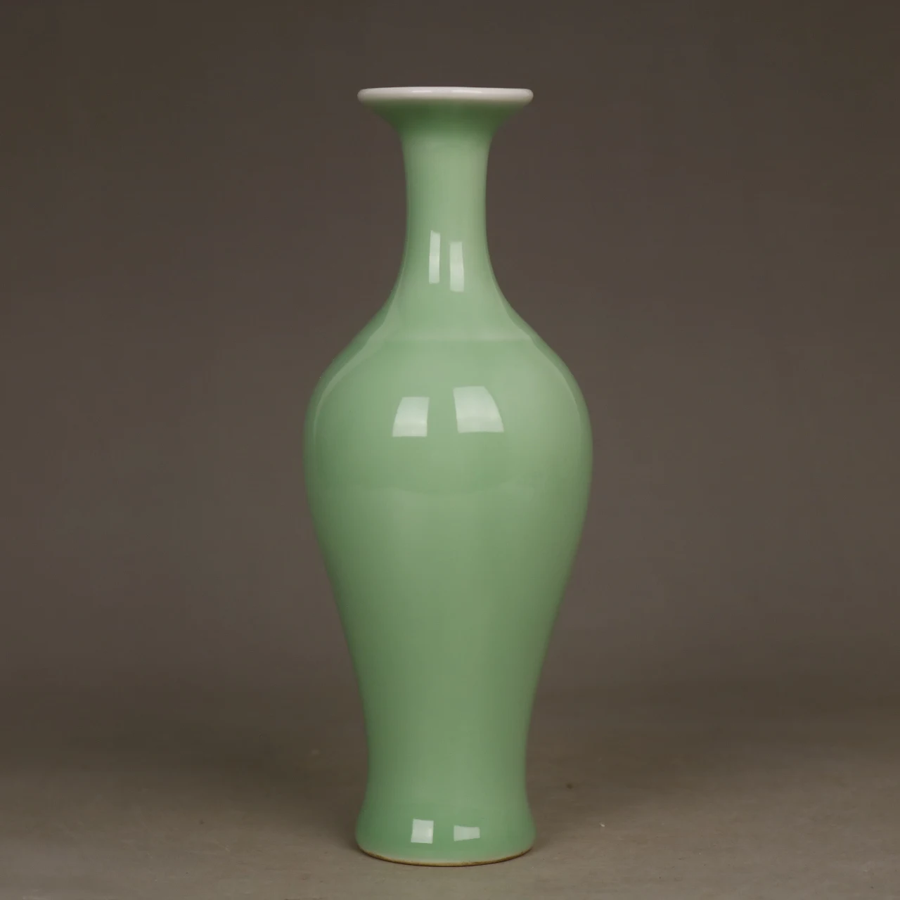 Chinese Qing Yongzheng Green Celadon Glaze Porcelain Vase 6.70 inch