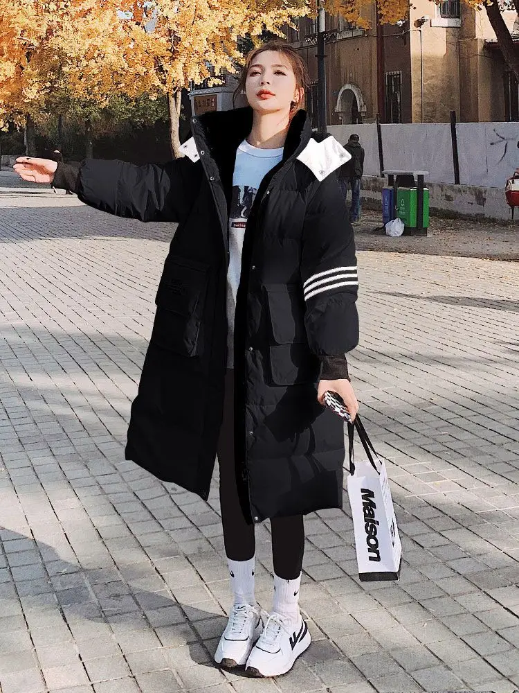 Piumino alla moda in piumino d'anatra bianca da donna nell'inverno 2025, giacca sportiva al ginocchio alla moda e ampia