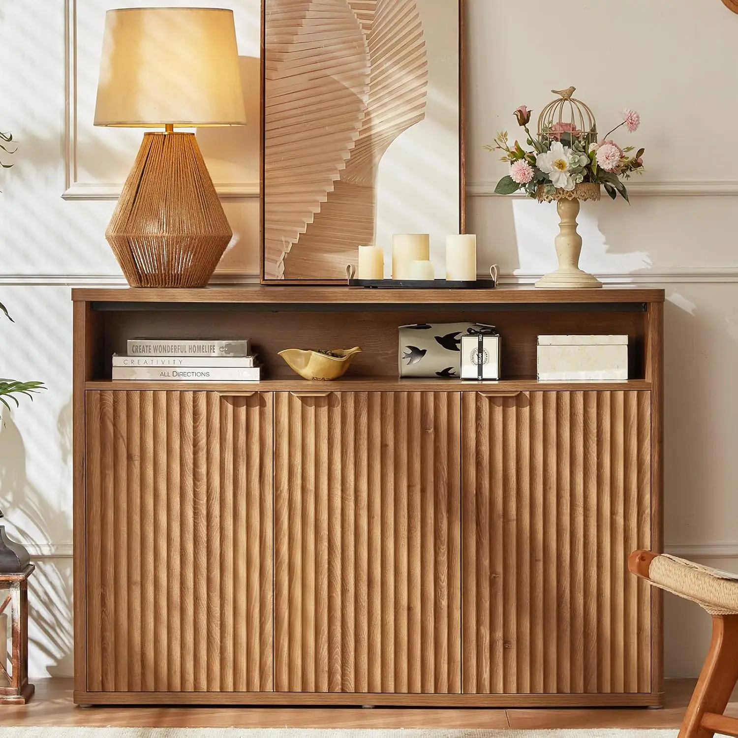 

Буфет с рифленой отделкой и местом для хранения, современный буфет-сервант шириной 45 дюймов с 3 дверцами и открытой полкой, дерево, на заказ