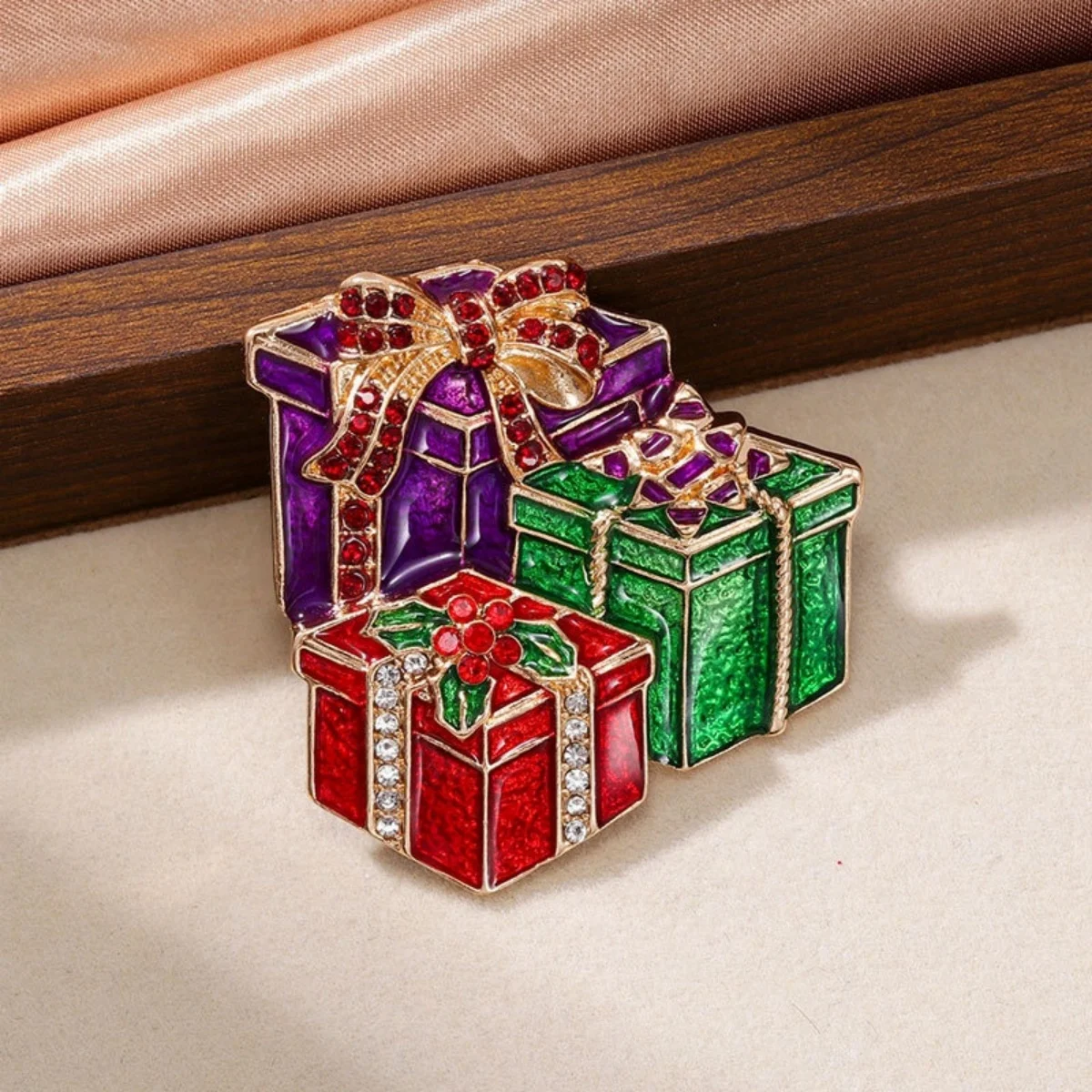 Weihnachts-Brosche mit Strass-Schleife und Zuckerstangen-Motiv für Damen und Herren, Emaille-Weihnachtsbaum, Gehstock, Geschenkbox-Brosche, Weihnachtsgeschenk, Schmuck – Detail 9