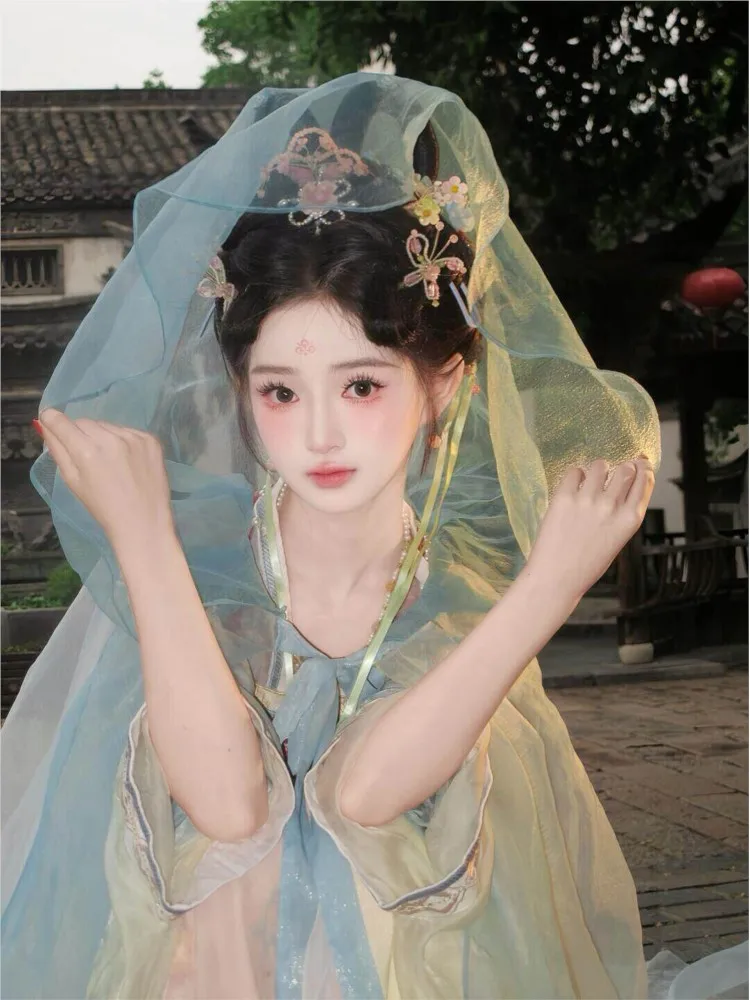 New Hanfu women's outfits feature a traditional Chinese style hooded cape for photography paired with an ethereal and fairy-like