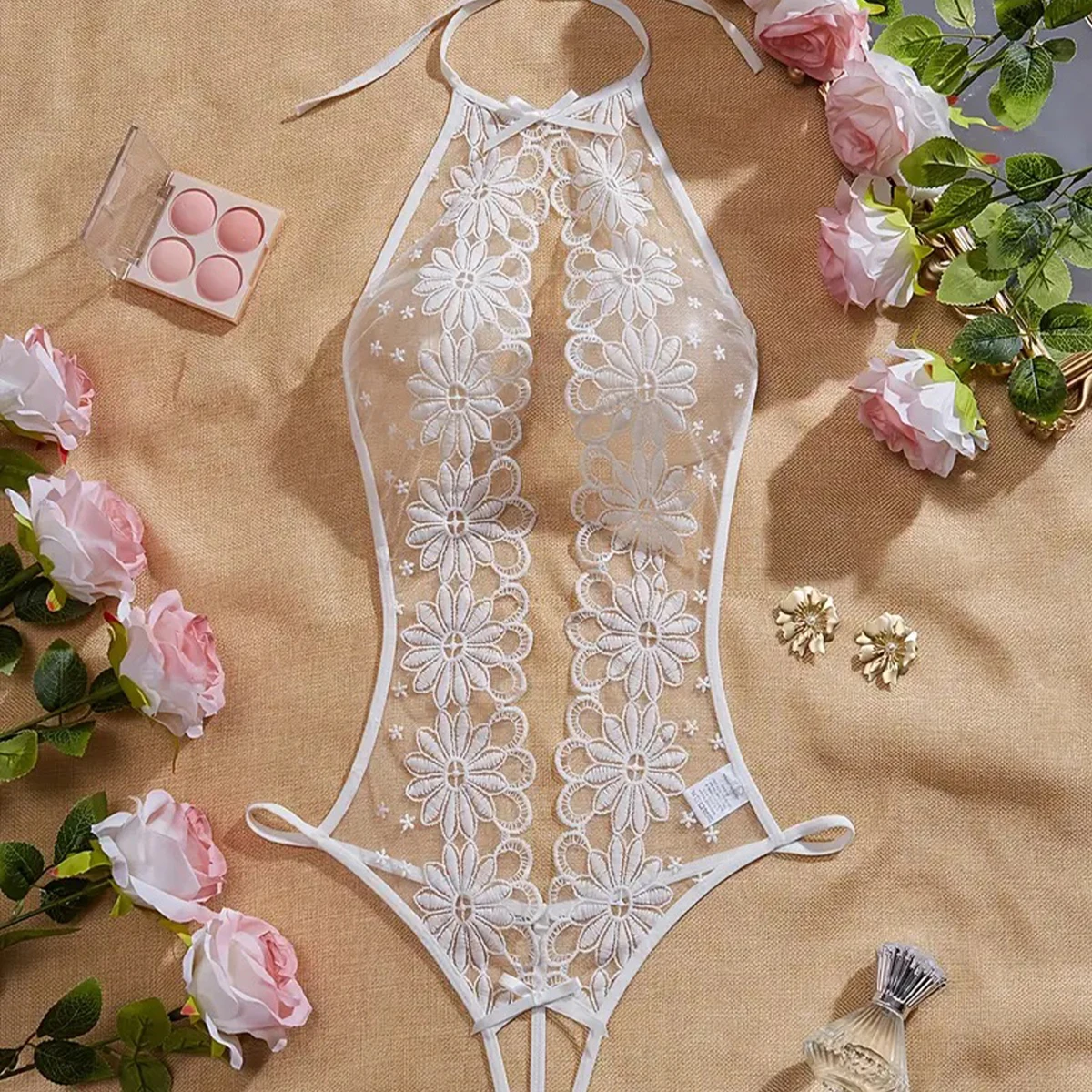 セクシーな抜け感デザインのホルターネック クロッチレス ランジェリー、オープンボウデザインのブラ、ボディスーツ、Tバック、官能的コスチューム