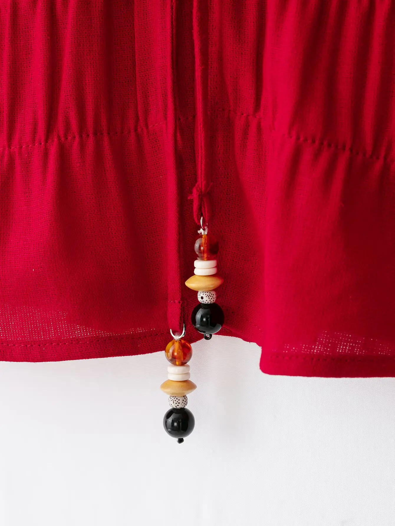 KONDALA Schicke Sommerliche Sexy Rote Damenanzüge mit Neckholder-Plissee-Weste + Langer Midirock mit Kordelzug – Modische Urlaubssets für Damen 2026 – Detail 13