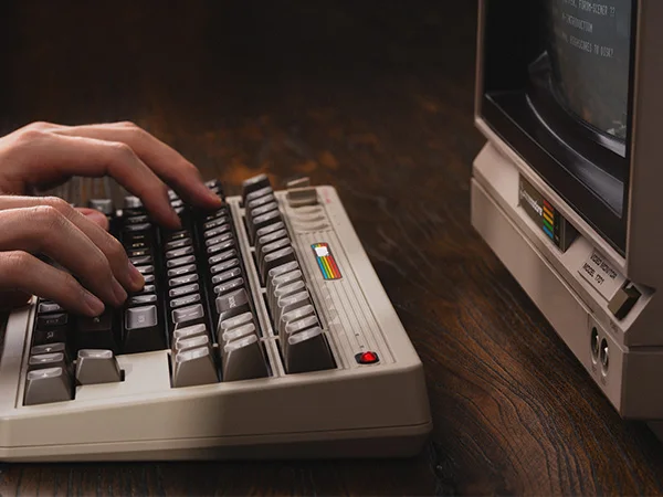 Klawiatura mechaniczna 8BitDo Retro C64 Edition, Bluetooth, bezprzewodowa i przewodowa 2,4G, 3 tryby podłączania, dla komputera z systemem Windows 10 i Android — zdjęcie produktu 3