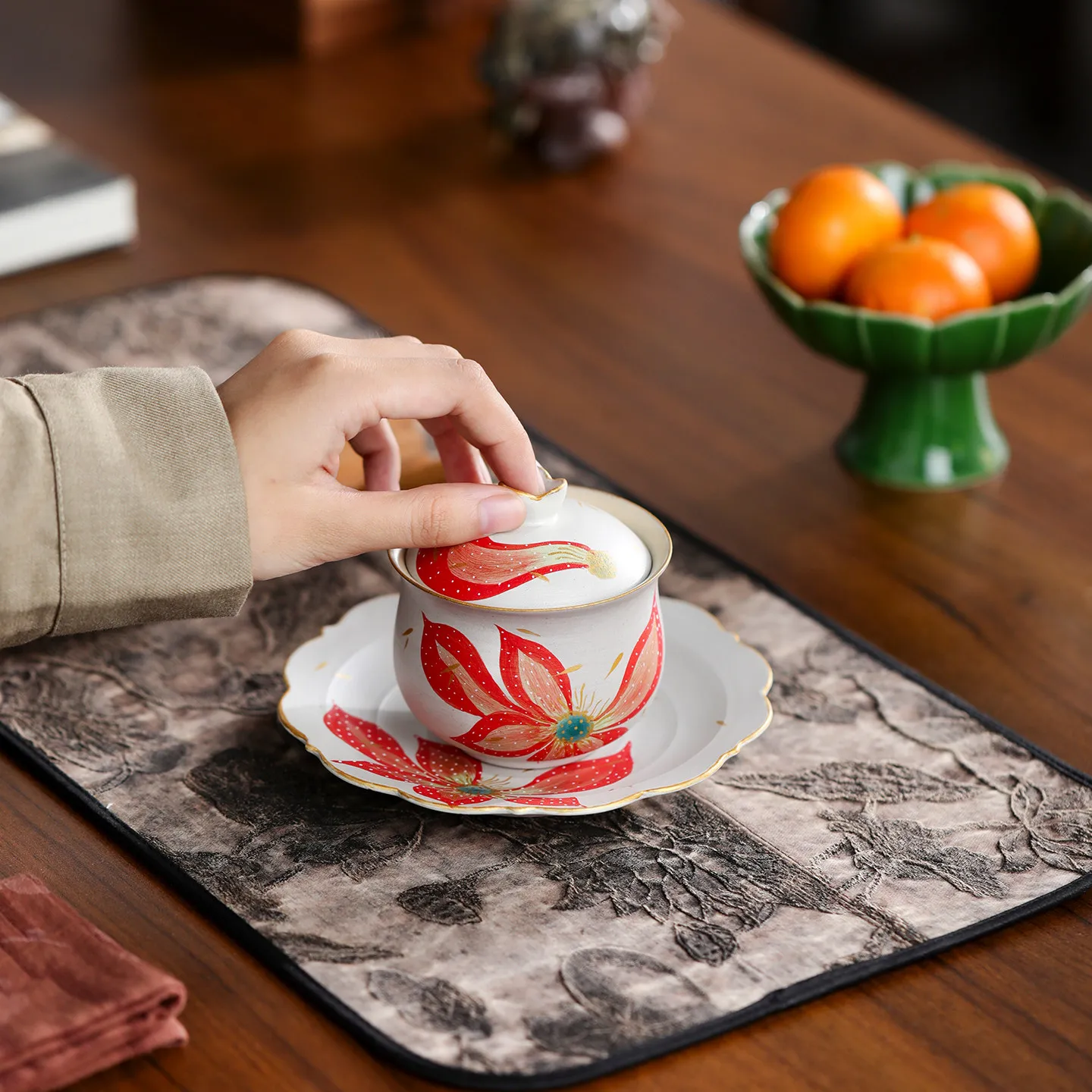 Gilded Sancai Tea Vessel, Hand Painted Ceramic Covered Cup with Refined Office Tea Styling for Home Brewing and Daily Use