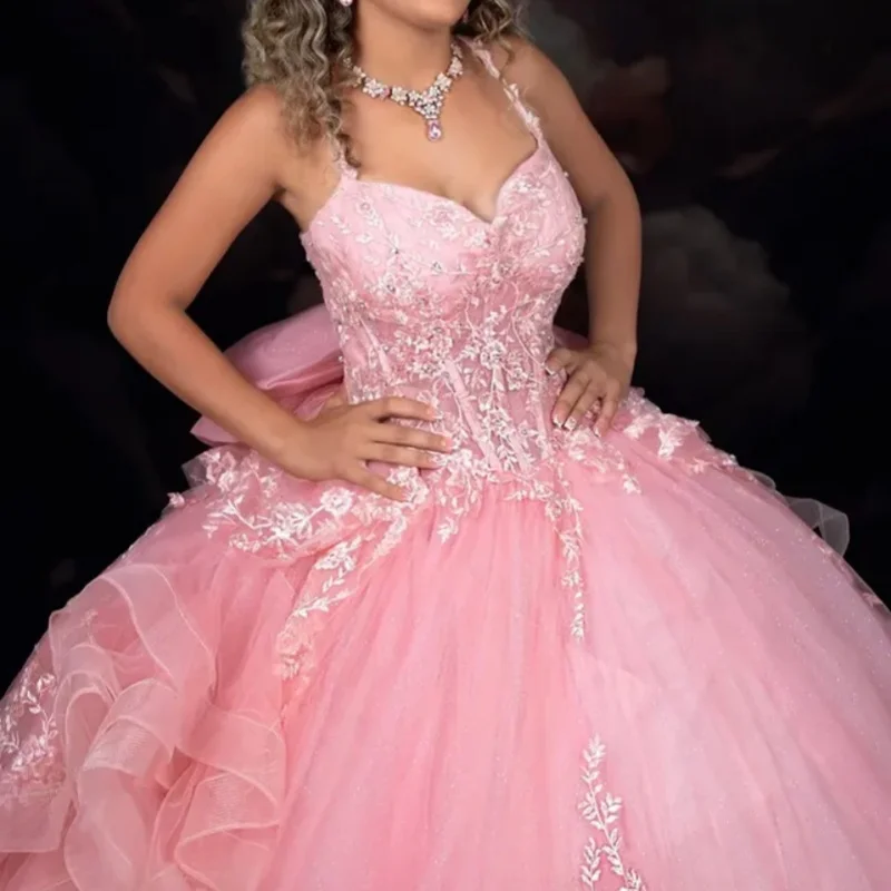 

Розовое платье для квинсеаньеры с открытыми плечами, золотыми пайетками, длинным шлейфом, кружевными вставками и бантом. ﻿ Настраиваемый