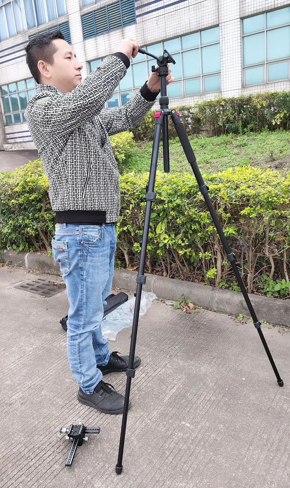 

YITAI Lightweight Portable Aluminium Alloy Adjustable Professional Stand Tripod for Camera