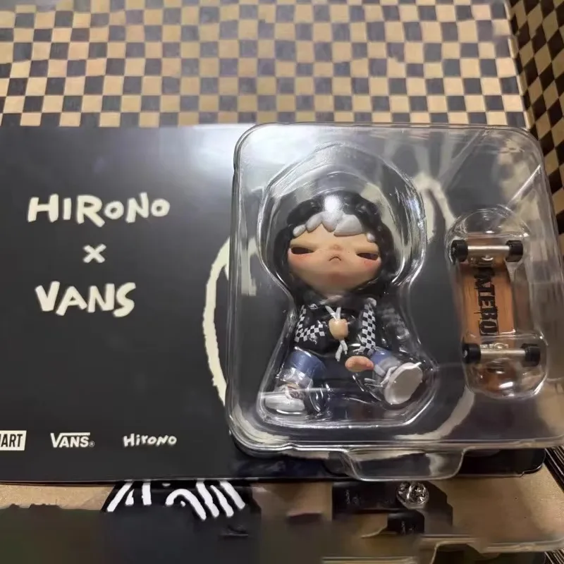 

Подвесная открытка POPMART Hirono VANS совместного бренда, милая фигурка, брелок для ключей, слепая коробка, игрушки-удинки, фигурка, декоративные модные подарки