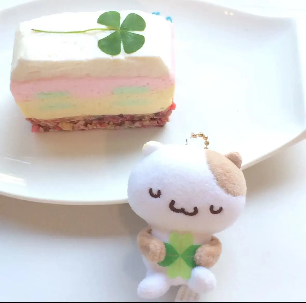 

Kawai Little Feet Muffin Holding Four-Leaf Clover Sitting Soft Plush Toy Bag Charm Keychain Collection Gifts