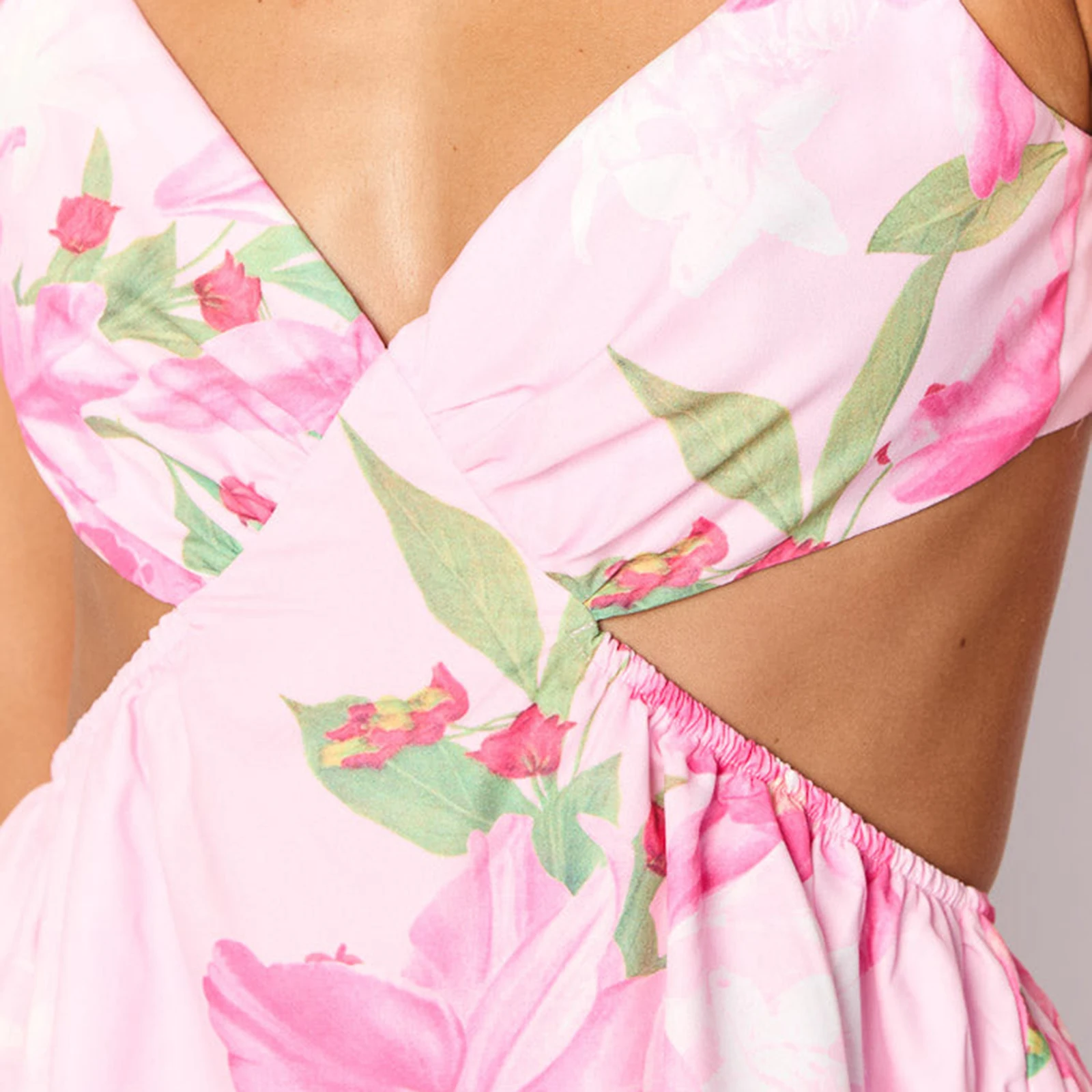 Vestido feminino vazado com decote em V profundo, manga esvoaçante, amarração nas costas, estampa floral, vestido fluido de férias