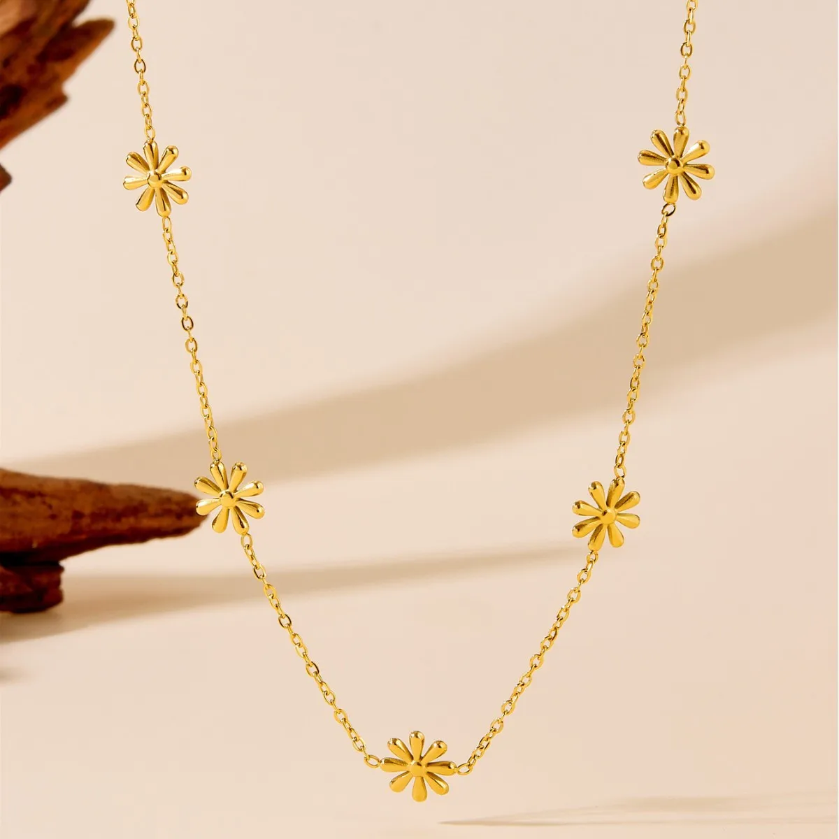 

Fashionable Temperament Floral Fresh Daisy Non Fading Necklace