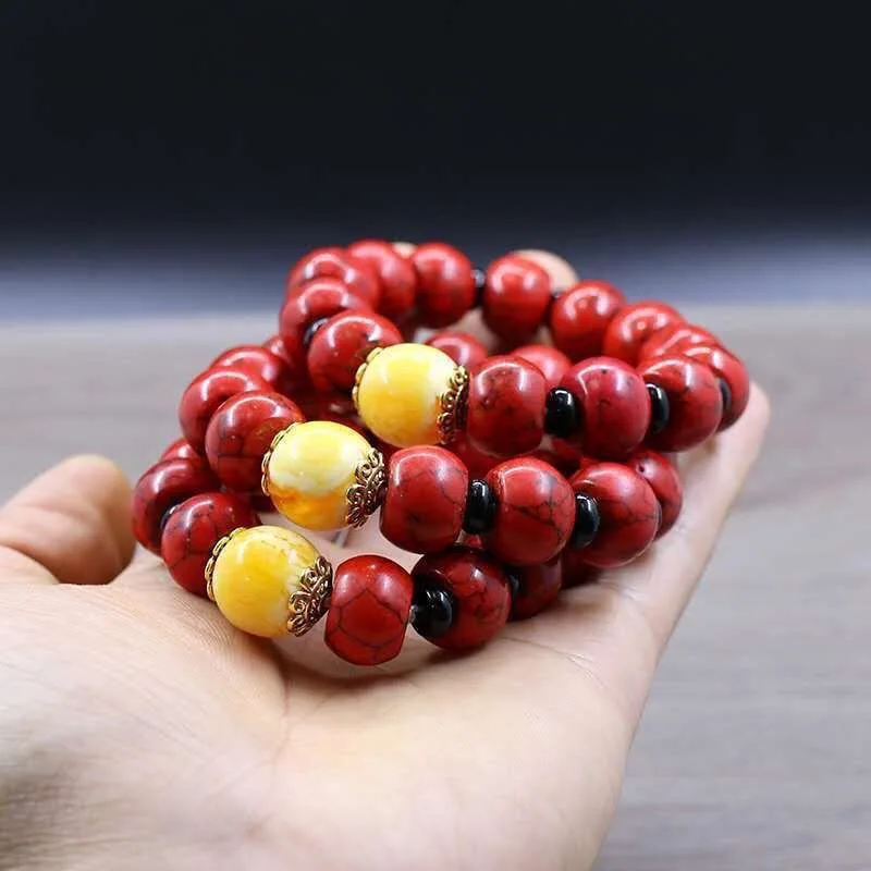 

Натуральный браслет из красного бирюзового камня с янтарными вставками в винтажном стиле, с бусинами-бочонками и бусинами-барабанчиками.