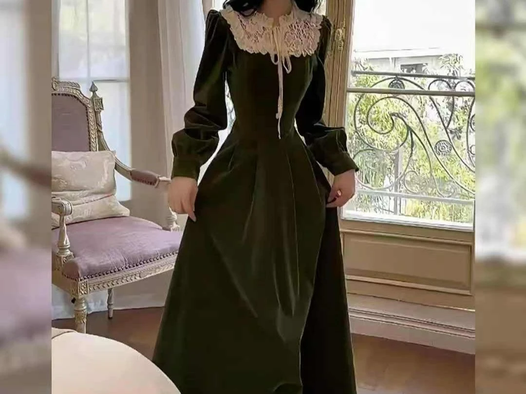 

Lace Patchwork Dress 2025 Autumn New Retro Temperament Green Long Skirt