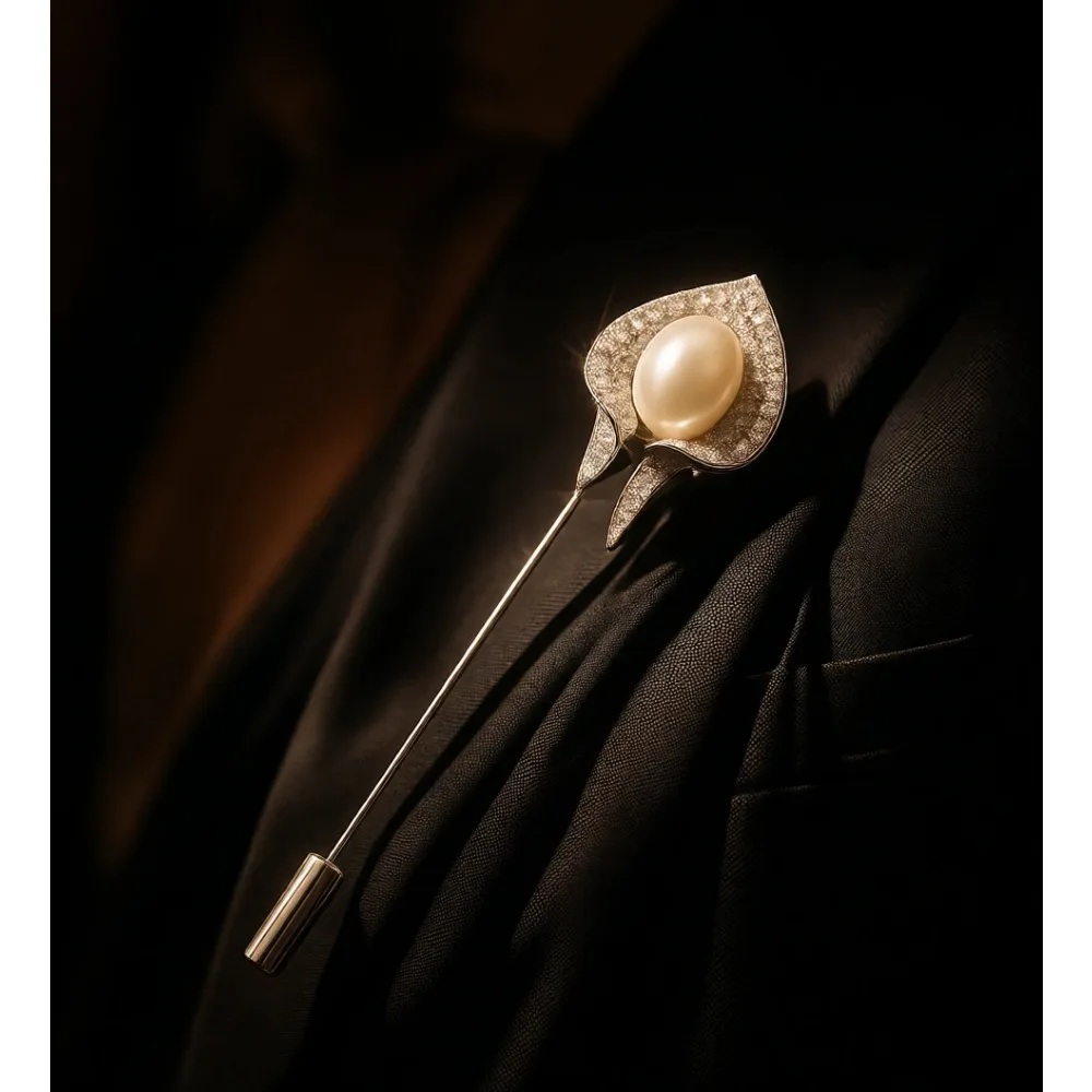 

Бутоньерка-брошь с кристаллами и стразами в виде каллы для костюма, шарфа, галстука