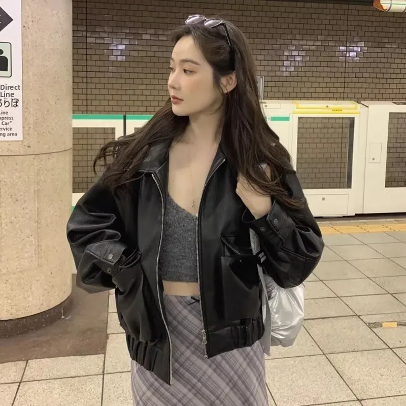 เสื้อโค้ทหนังสไตล์เรโทรชิค รุ่นใหม่สำหรับฤดูใบไม้ผลิ ทรงหลวม ซิปหน้า ปกพับได้ สไตล์ลำลองสำหรับผู้หญิง ดีไซน์สวยงาม