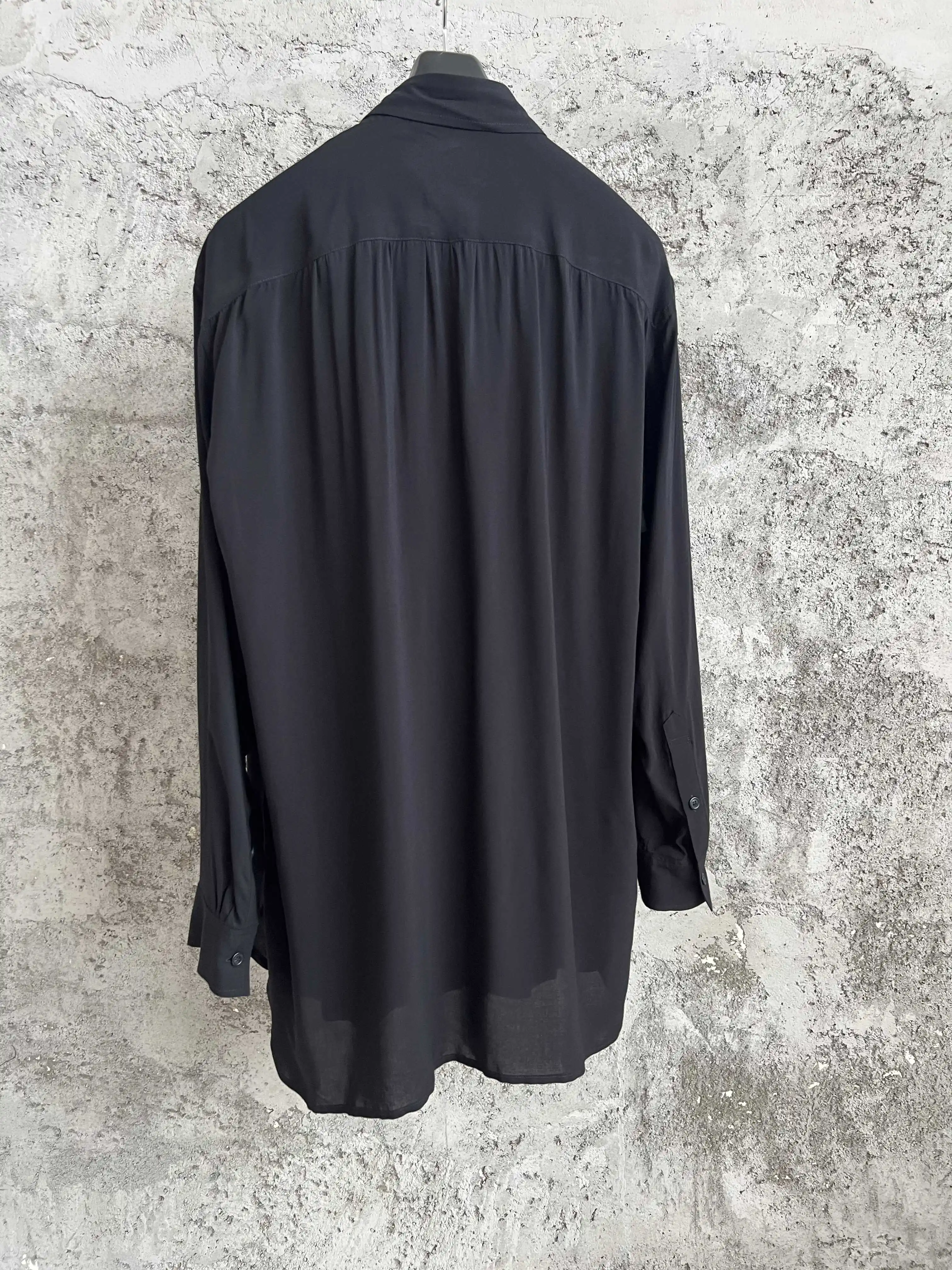 تتميز خط العنق الراقية بياقة على شكل فيونكة قابلة للفصل مع حزام ملفوف