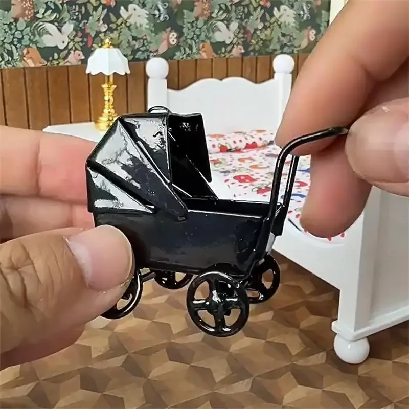 

1:12 кукольный домик, миниатюры, черная кованая модель детской коляски, кукольный дом, спальня, декор сцены, украшения, ролевые игры, игрушки «сделай сам»