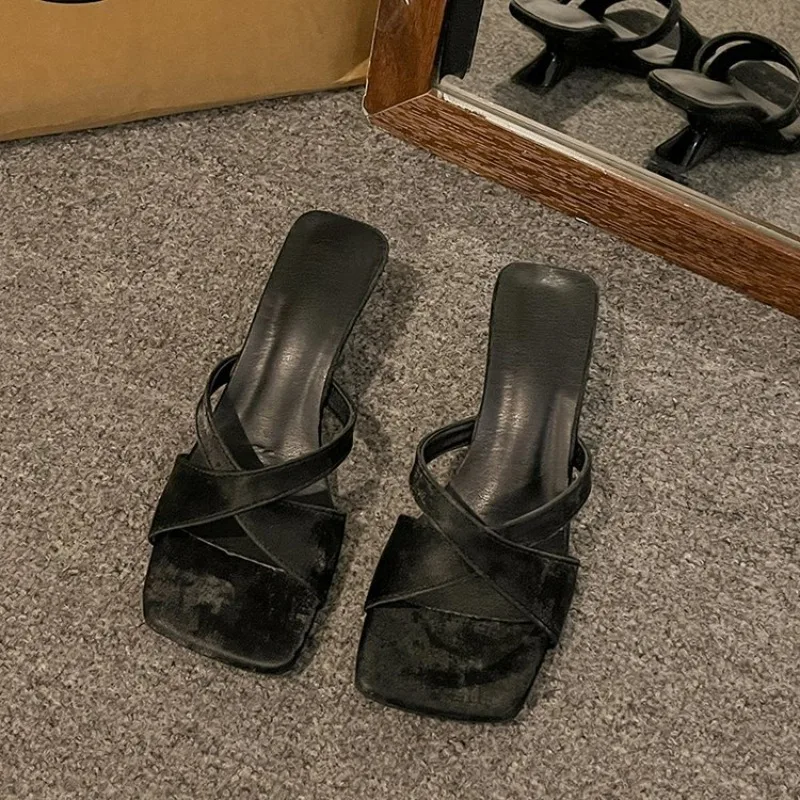 شباشب صيفية جديدة على الطراز الفرنسي لعام 2025 ذات كعب عالي مربع مفتوح الأصابع أحذية نسائية مضخات جنسية