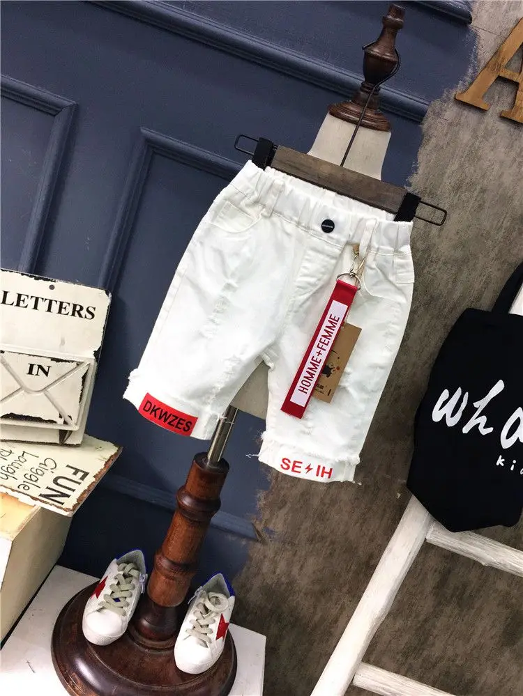 Denim-Shorts für Jungen, neue koreanische Version, Kinderkleidung, hübsche Jeans, perforierte Fünf-Viertel-Hosen