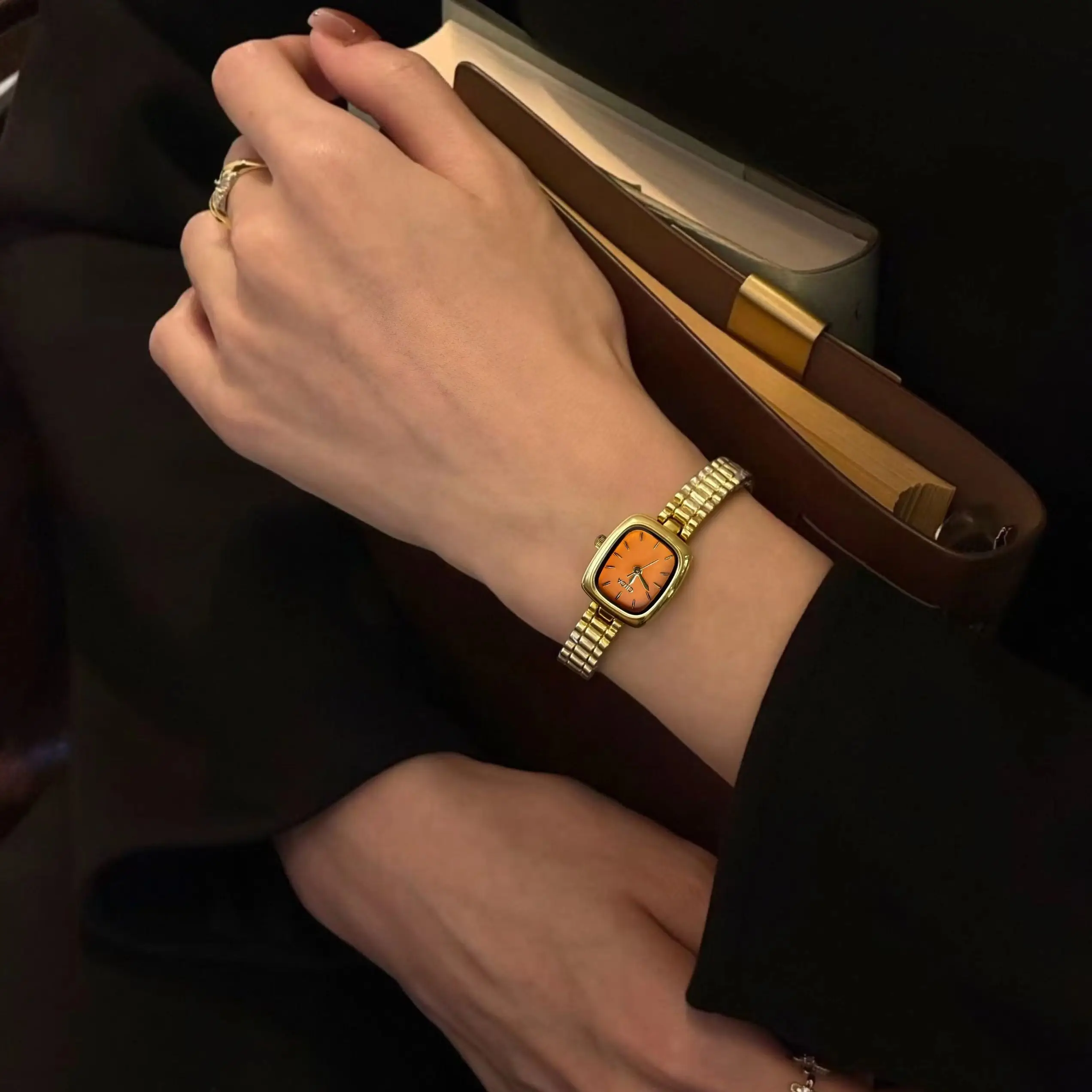 CILOA Gold Retro Women's Watch: A Luxurious, High-Quality Gift, Trendy, Fashionable, Casual, High-End Waterproof Quartz Watch
