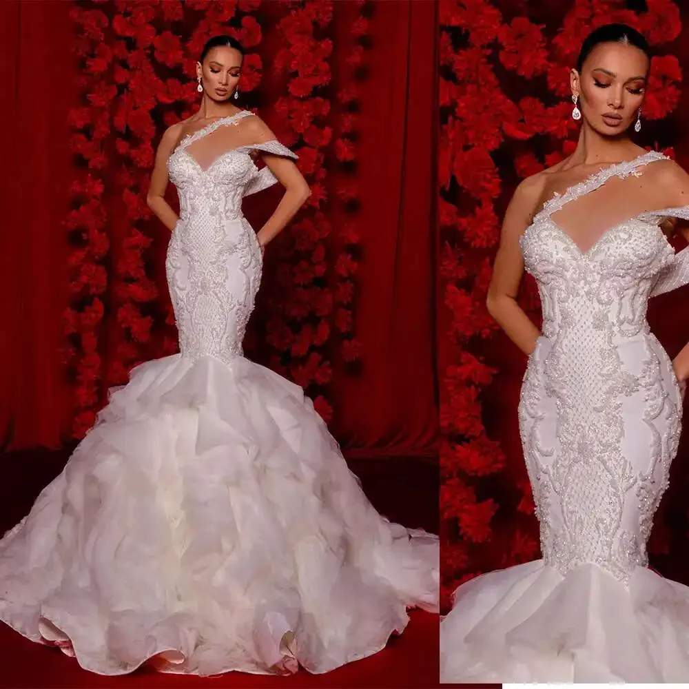 カスタムメイドの片方の肩が開いた光沢のあるビーズとスパンコールをあしらった豪華なブライダルドレス、スイープトレイン、ベスティドス・デ・ノビア、オーガンザティアードウェディングガウン