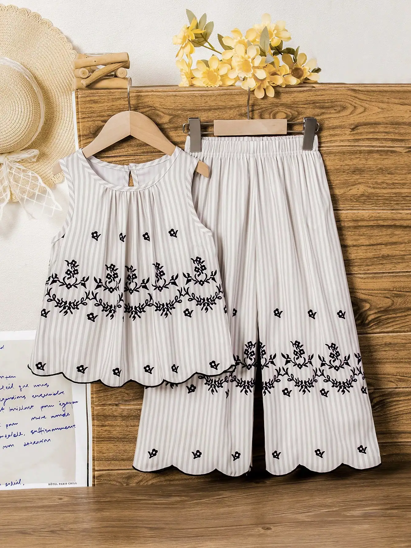 Girls' Holiday Retro-Style Striped Print Sleeveless Set. Retro-Style Stripes Paired with Delicate Embroidered Hem, Sleeveless Top + Wide-Leg Pants, Comfortable and Stylish, Perfect for Everyday Outings, Vacation Travel, Family Gatherings, and a Great Eye-Catching Choice to Create an Elegant Look for Little Girls. Spring and Summer.