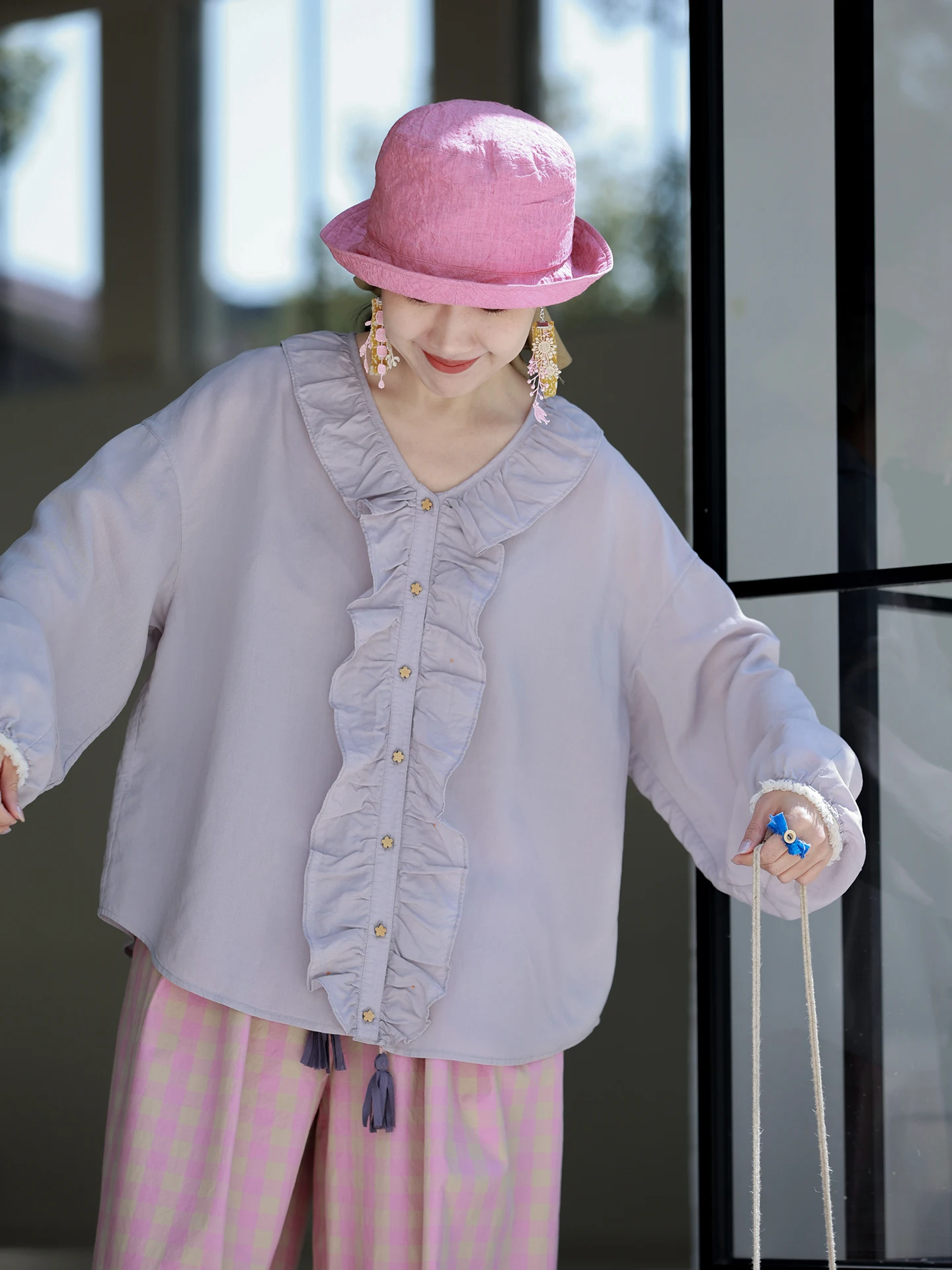 

Оригинальный дизайн, летняя женская рубашка в стиле ретро из смесовой ткани с кружевом, цвет светло-лиловый (таро), с V-образным вырезом, мягкая, нежно-дымчатая