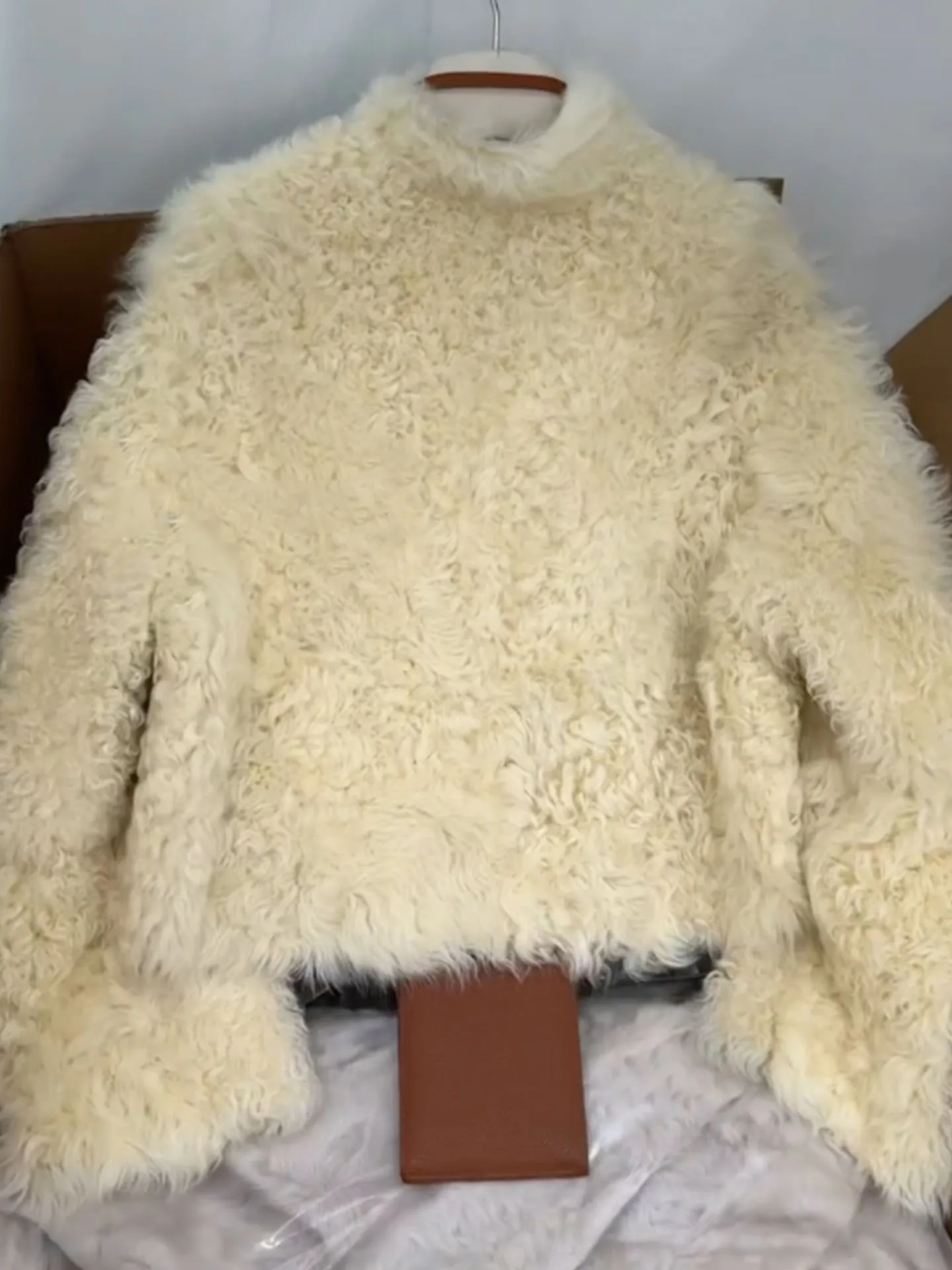 Casaco Feminino de Inverno 2025 Novo, Único e Bonito, Sensação de Alta Qualidade, Casaco Longo com Decote em V