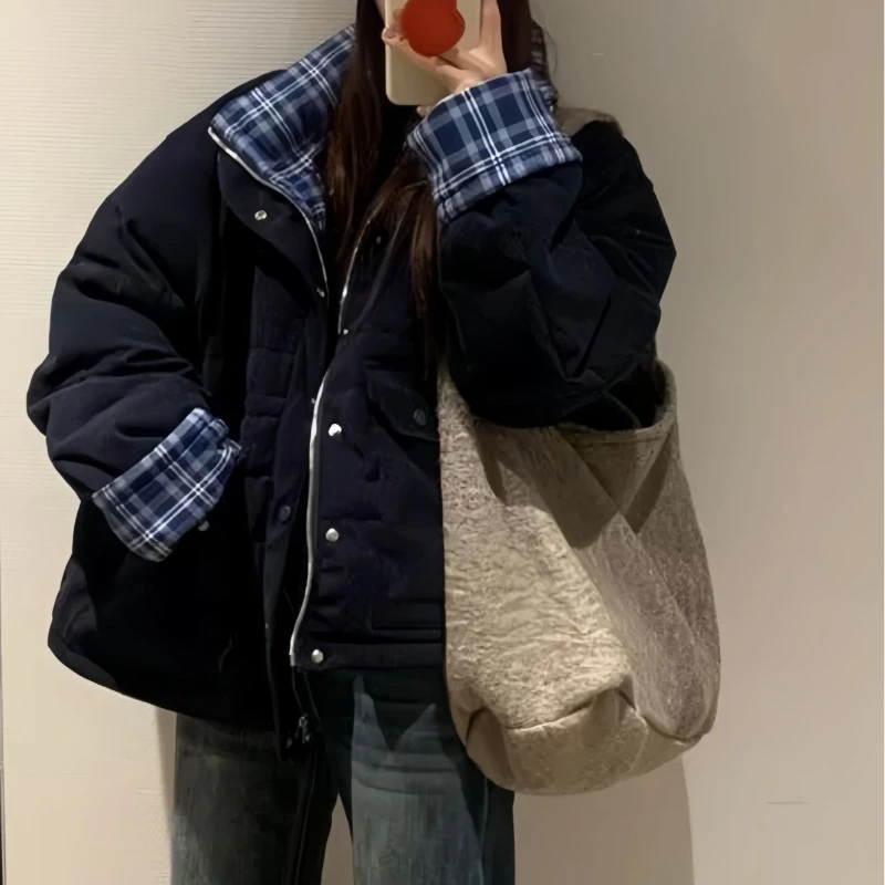 เสื้อแจ็คเก็ตผ้าฝ้ายบุนวมลายสก็อตสีน้ำเงินกรมท่าสไตล์เรโทรสำหรับผู้หญิง ใส่สบายในฤดูหนาว ทรงหลวม ขนาดเล็ก อุ่น