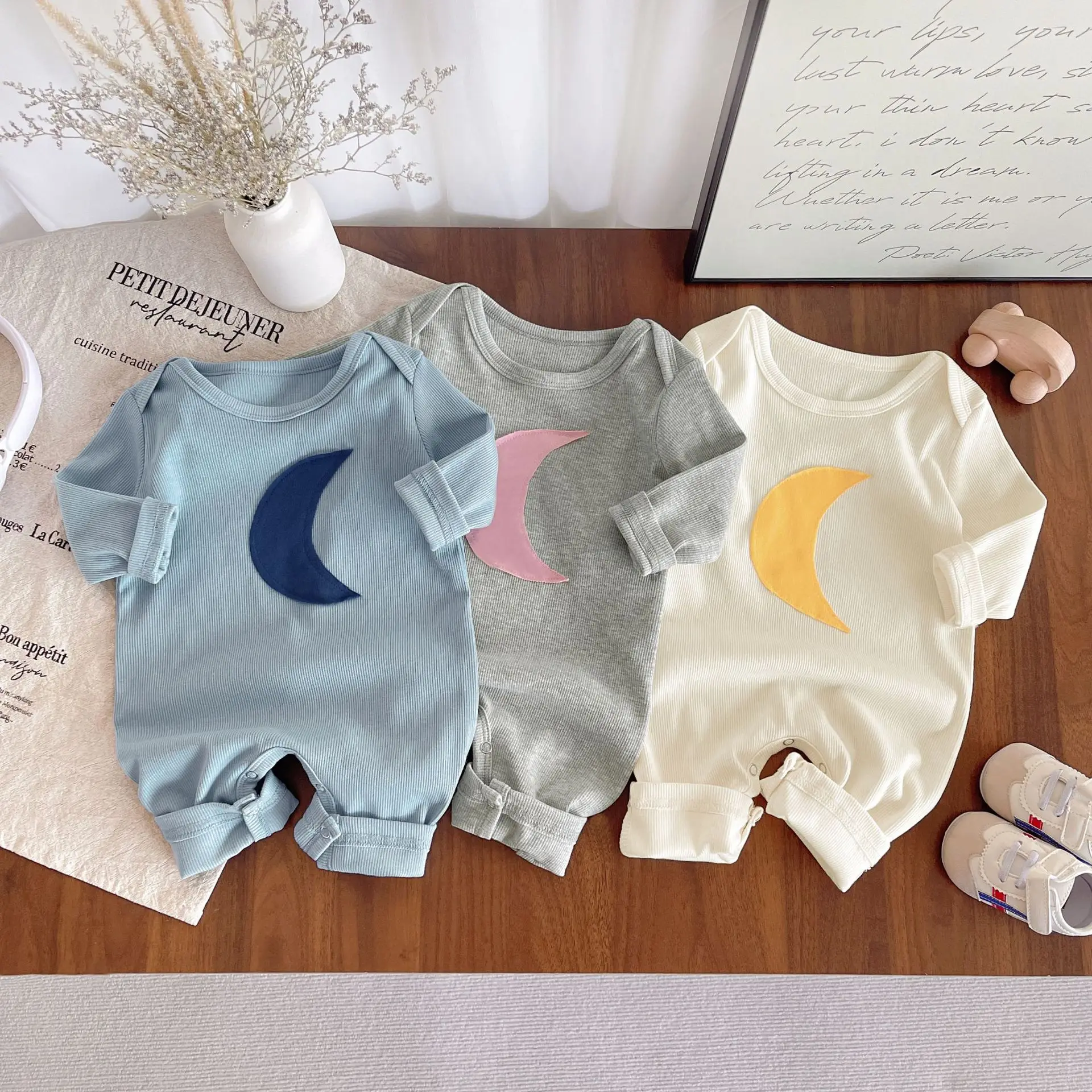 

2025 Spring Baby Rompers Fashion Moon Autumn Long Sleeved Jumpsuit Girls Boys Bodysuits Crawling Clothes Newborn Home Clothes